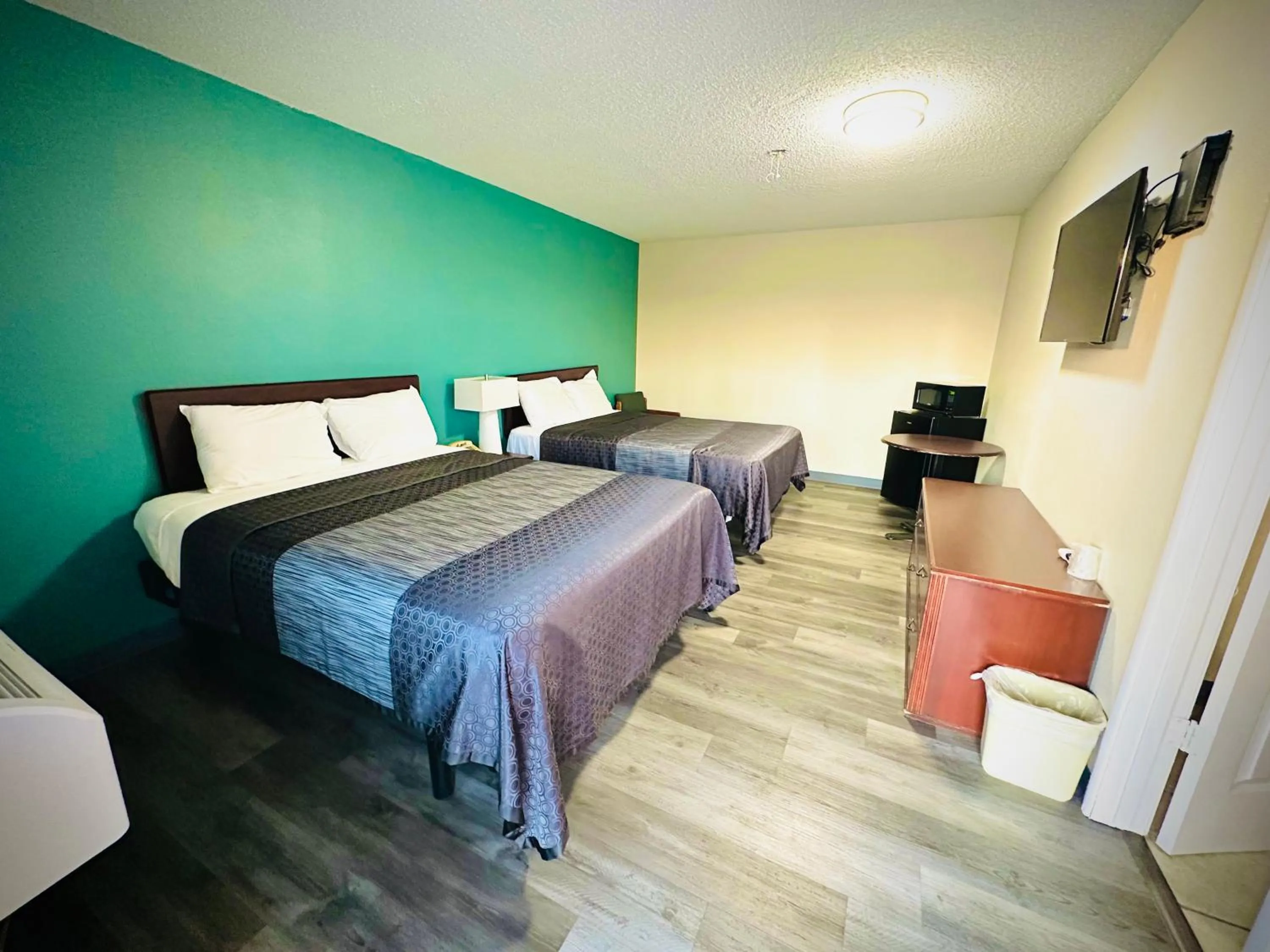 TV and multimedia, Bed in King's Inn Motel