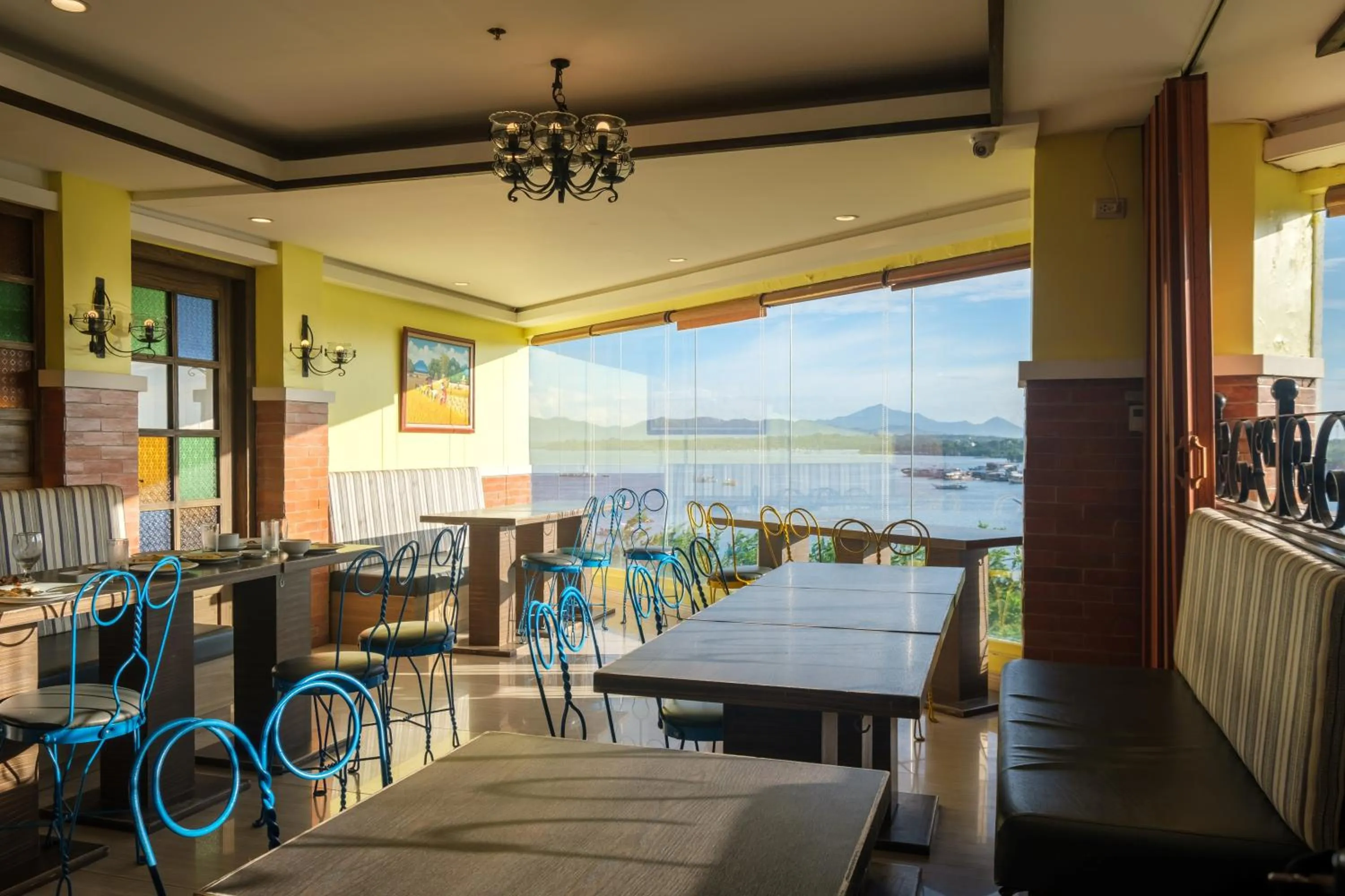 Restaurant/places to eat in Sunlight Hotel Puerto Princesa