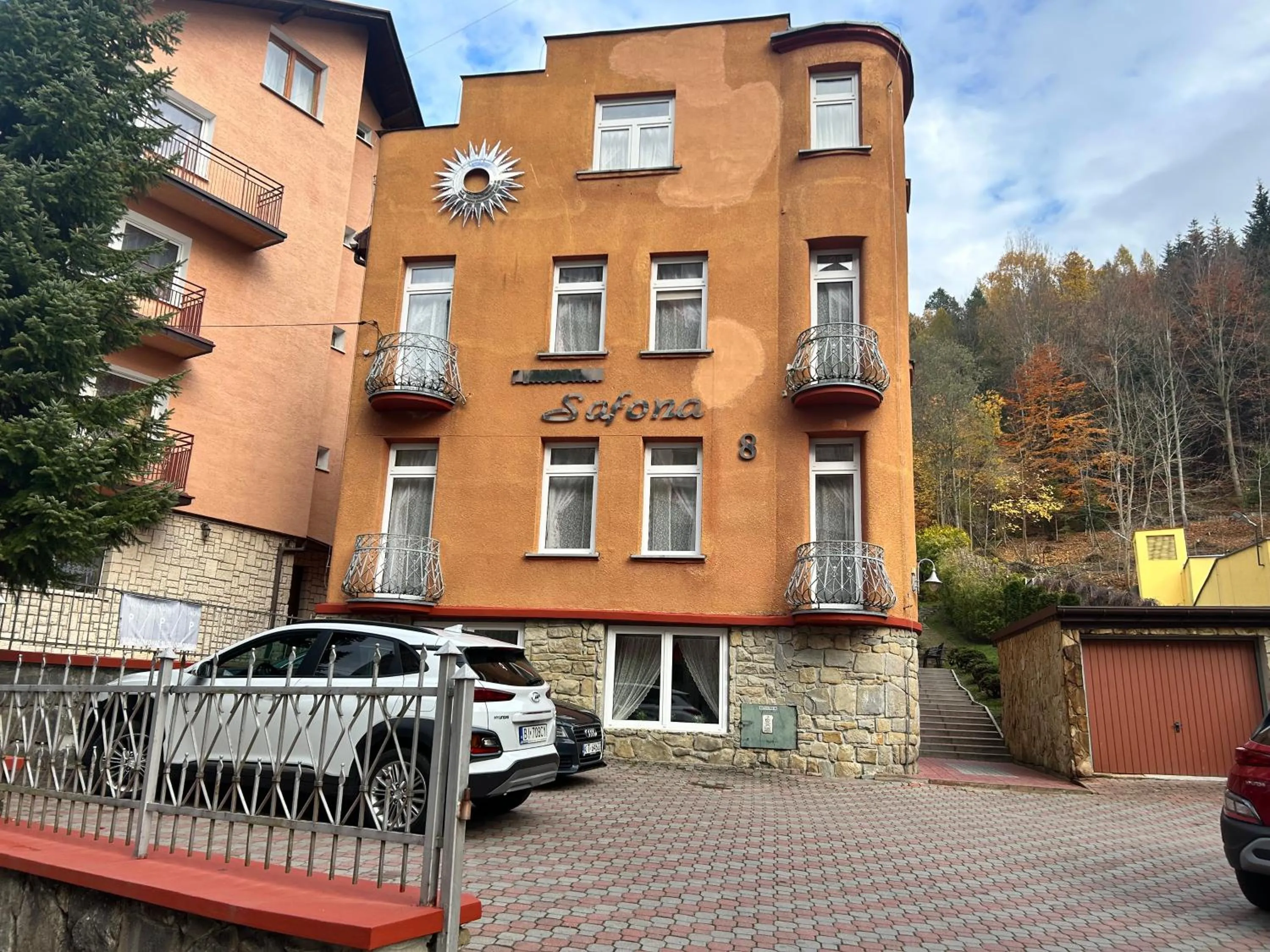 Property building in Willa Safona