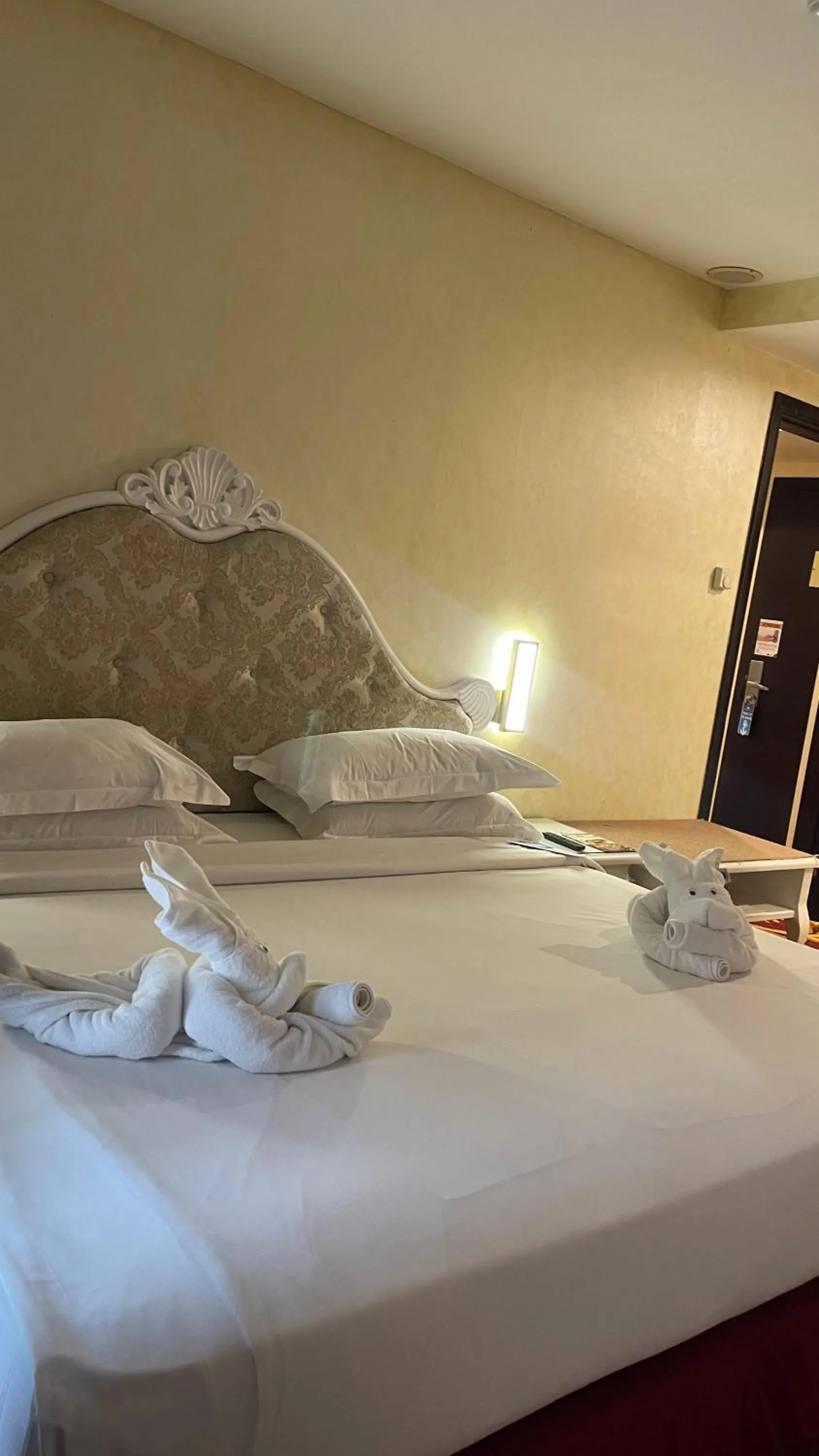 Bed in Pacific Palace Hotel