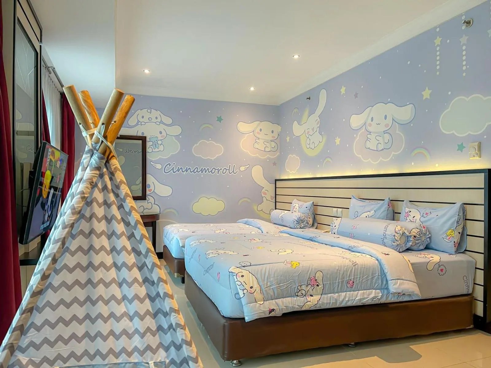 Bed in Pacific Palace Hotel