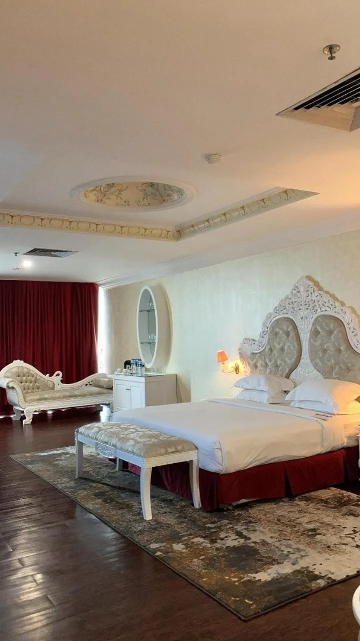 Bed in Pacific Palace Hotel