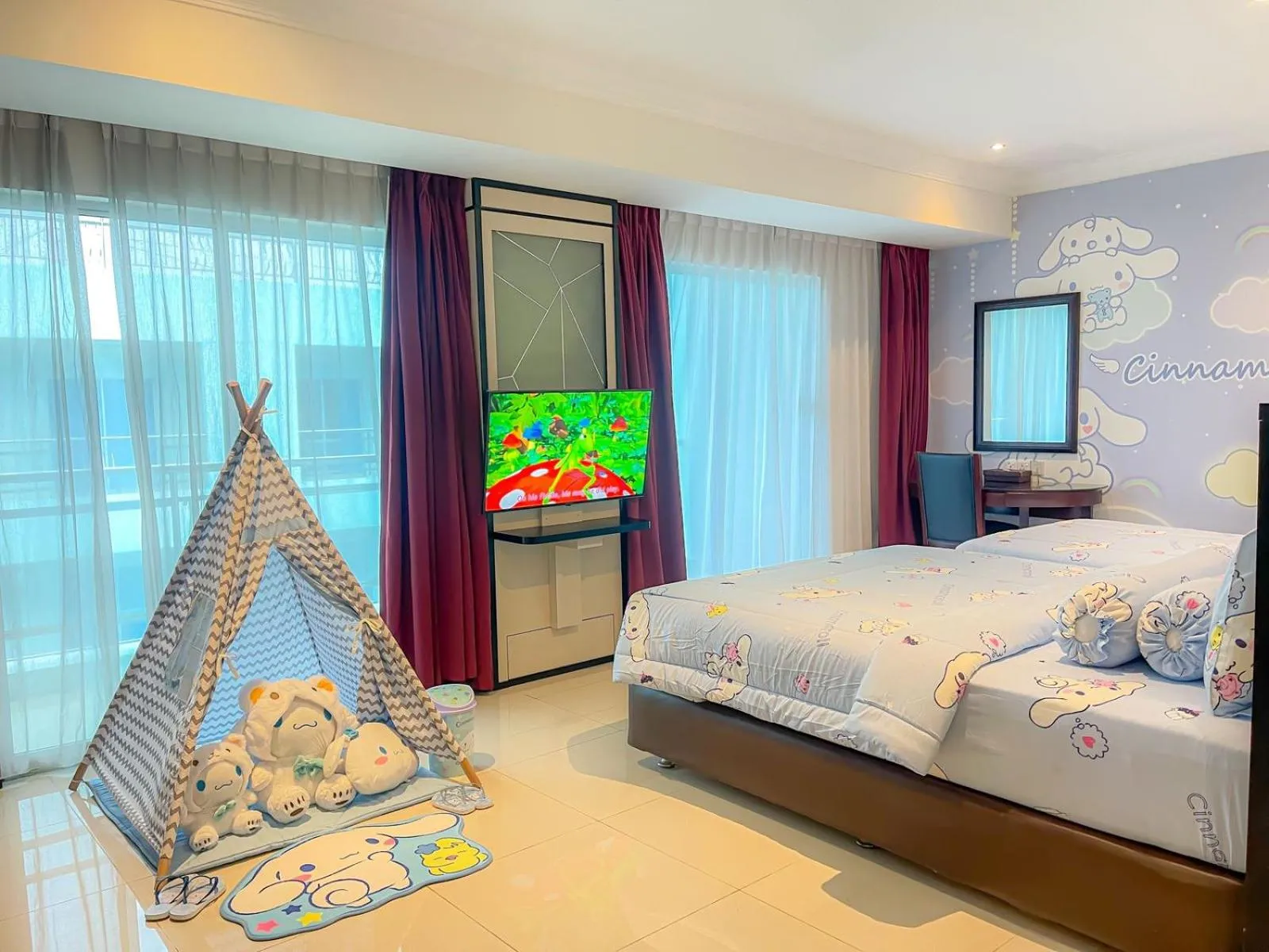 Bed in Pacific Palace Hotel