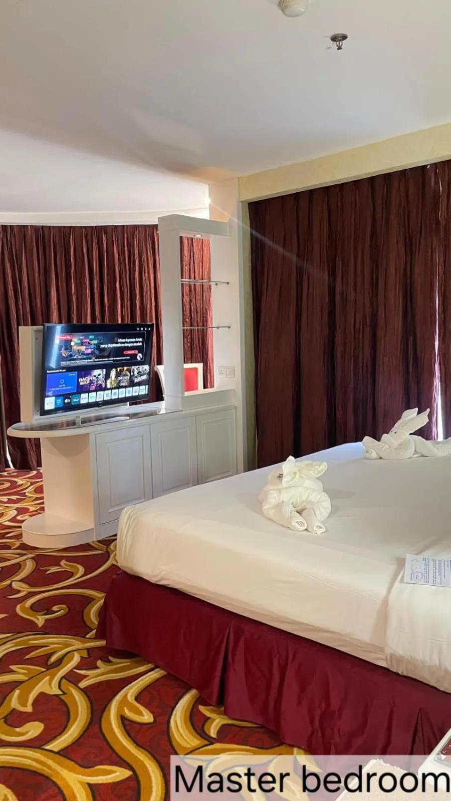 Bed in Pacific Palace Hotel