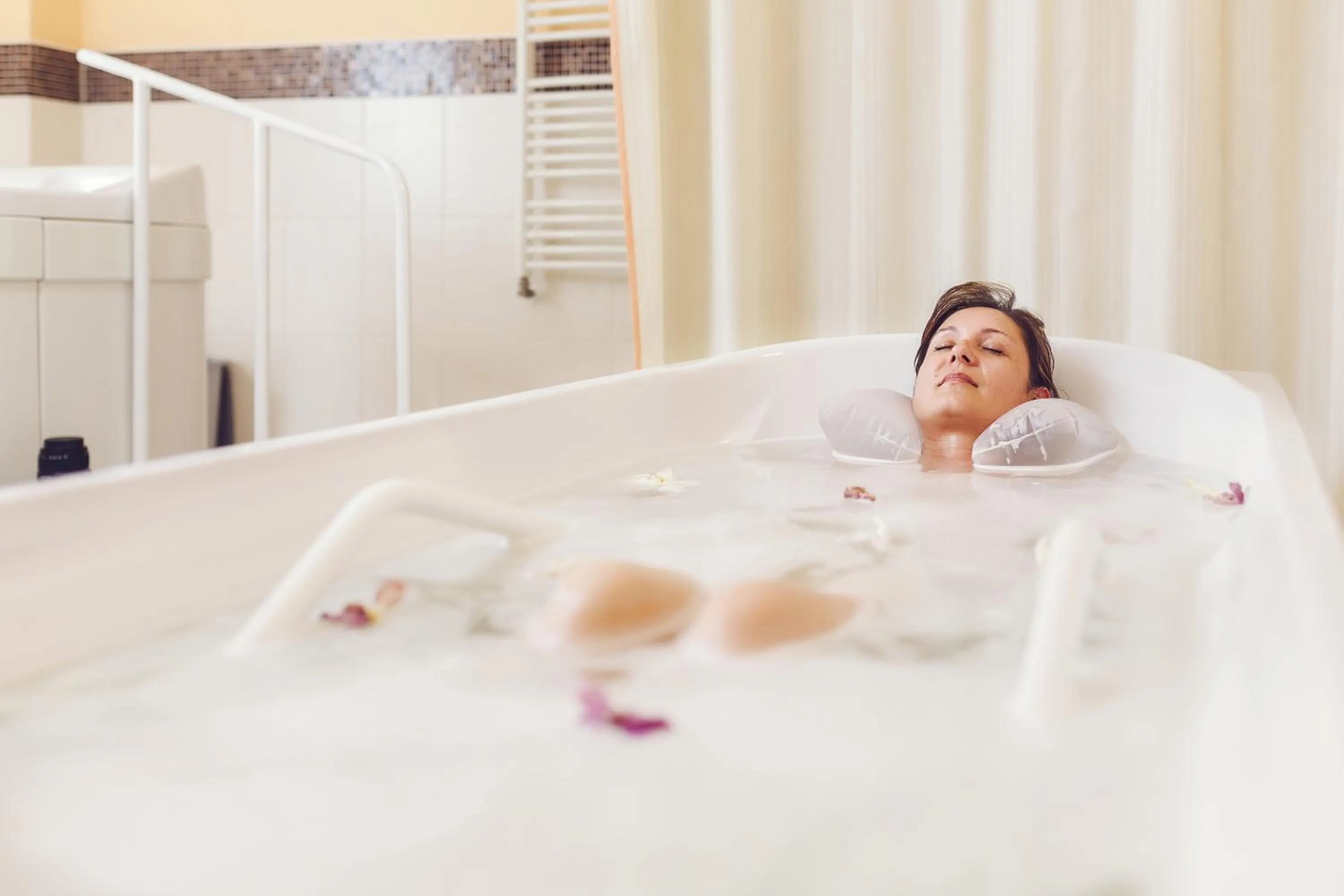 Hot Spring Bath, Bed in Aqua Marina