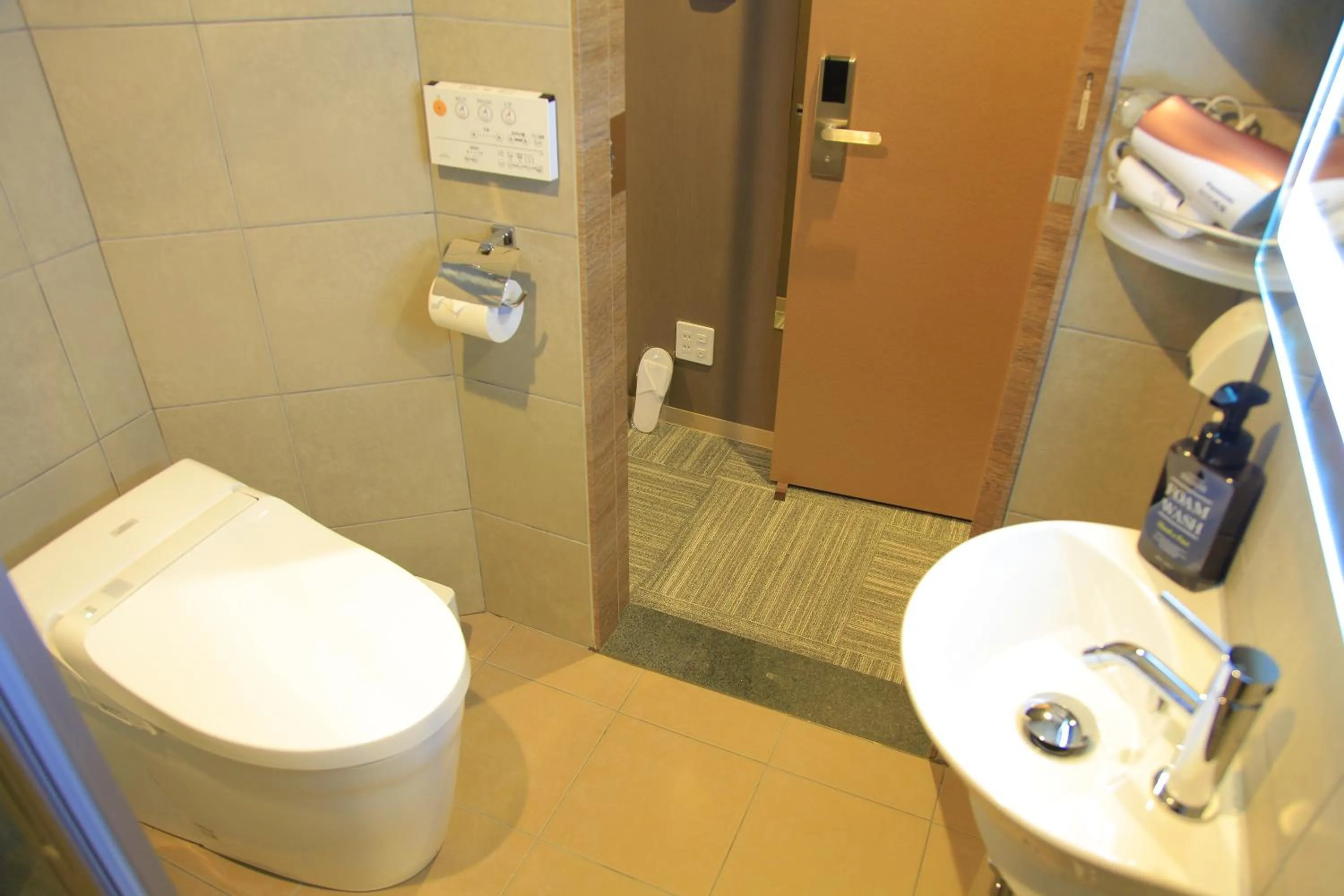 Shower in Ryuka Hotel Naha