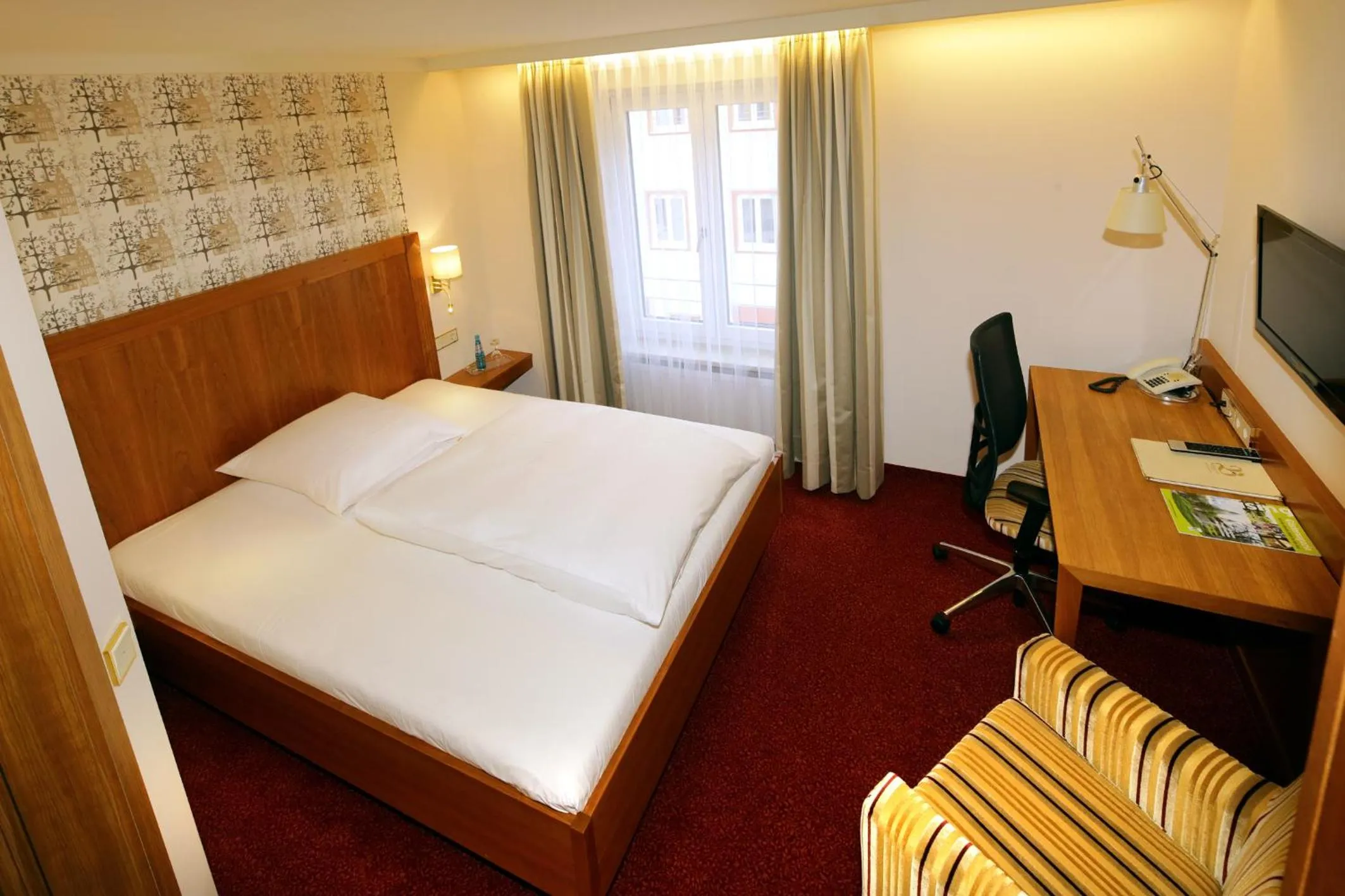 Photo of the whole room, Bed in Bayerischer Hof