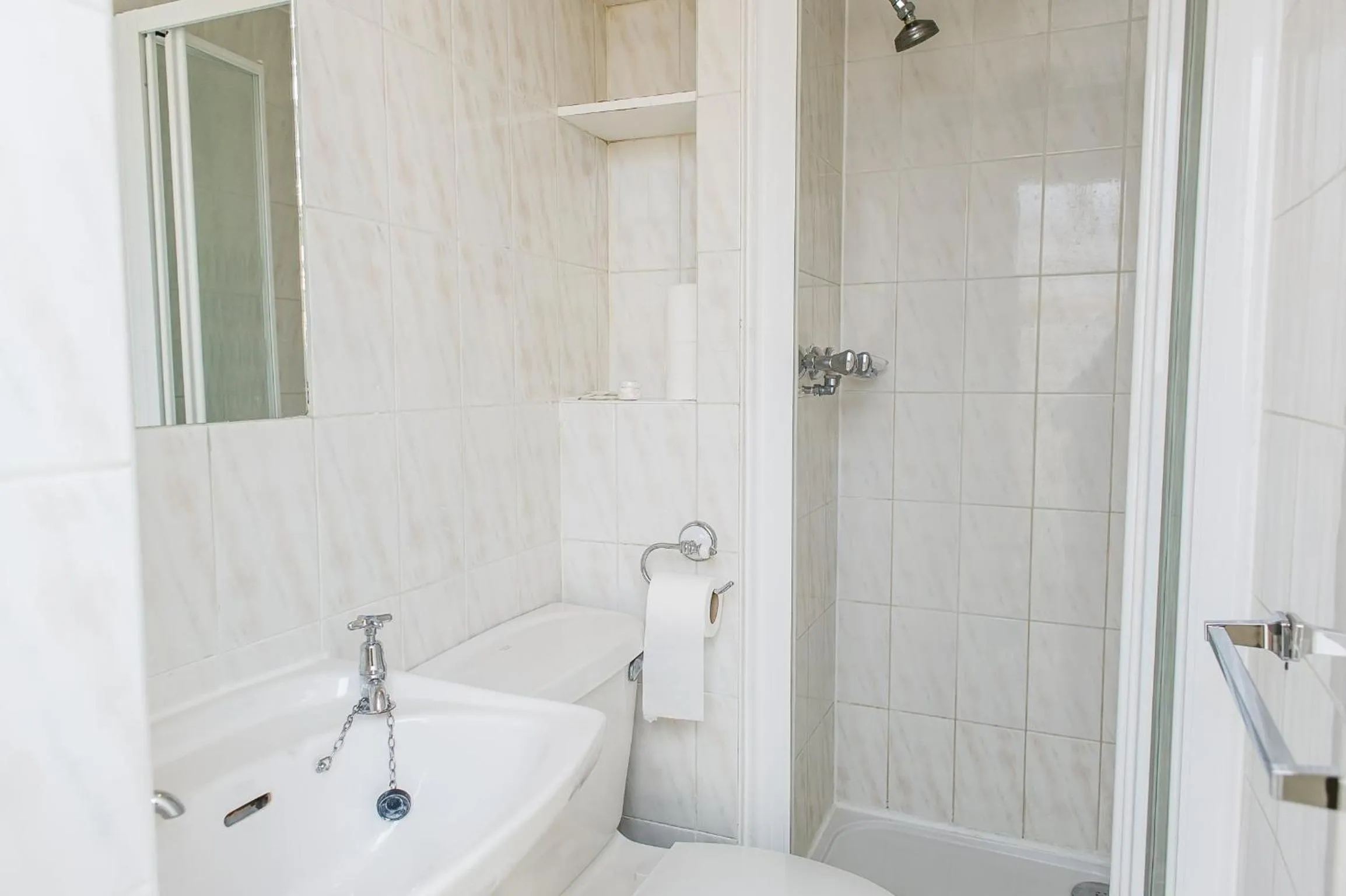 Shower in Avonmore Hotel