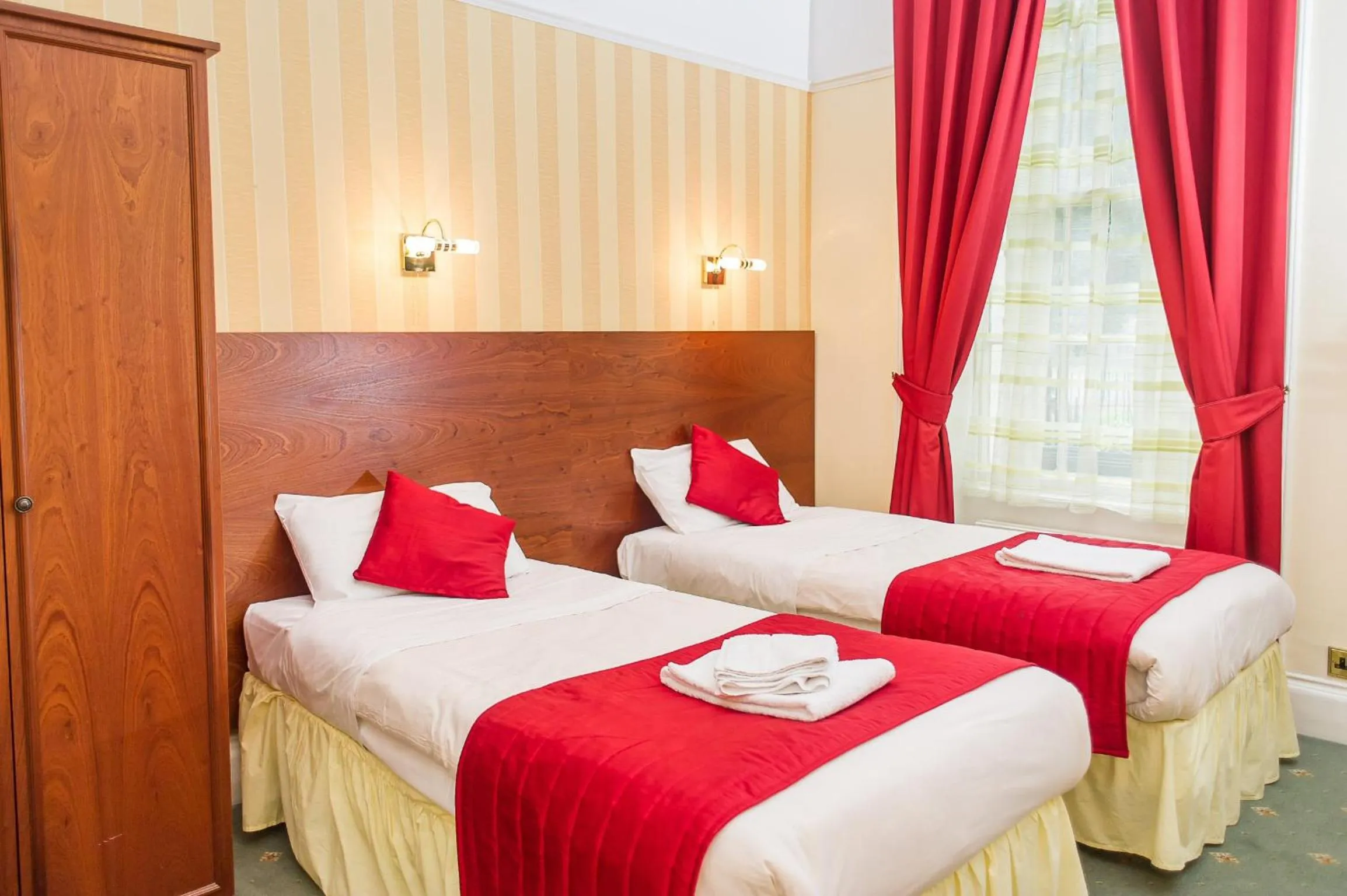 Bedroom, Bed in Avonmore Hotel