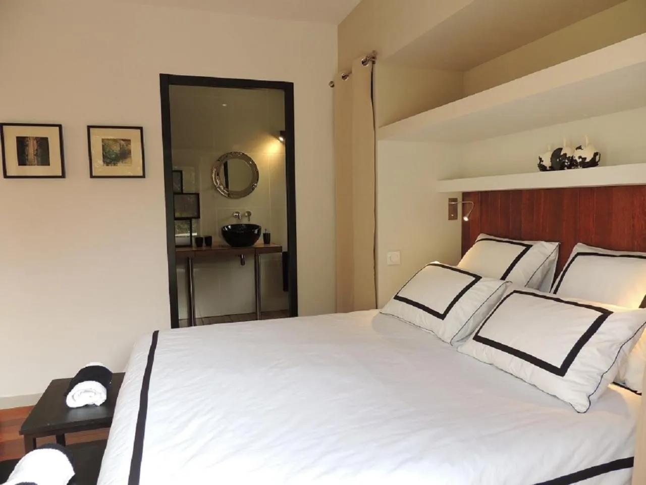 Bed in La Villa Kallisté