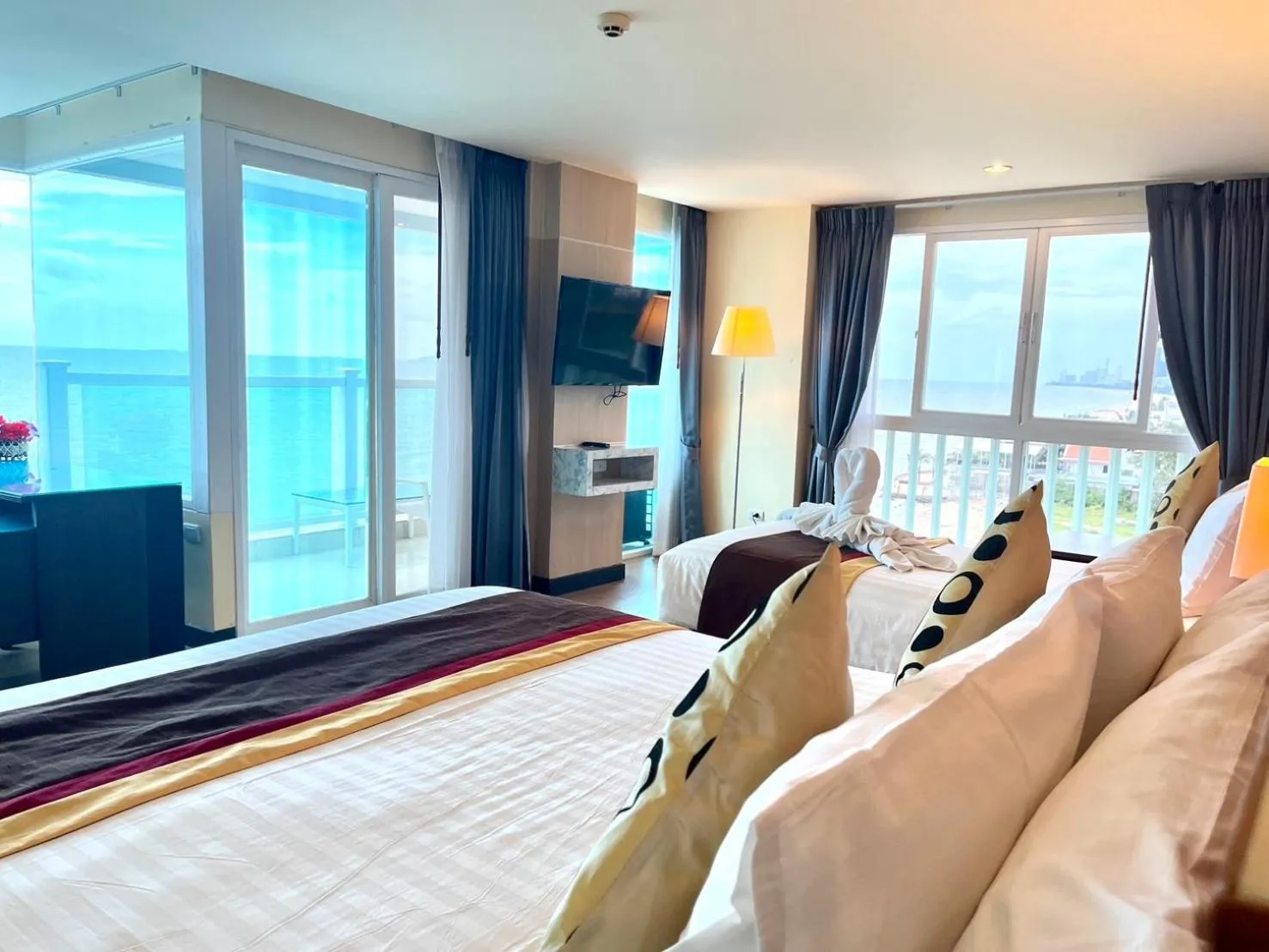 TV and multimedia, Bed in Saisawan Beach Luxury Hotel