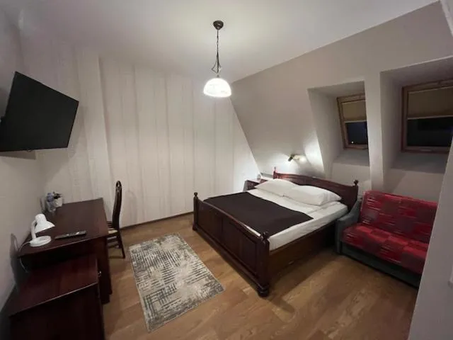 Bed in Kryształowy Pałacyk