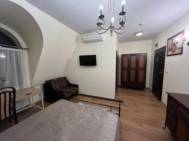 Bed in Kryształowy Pałacyk