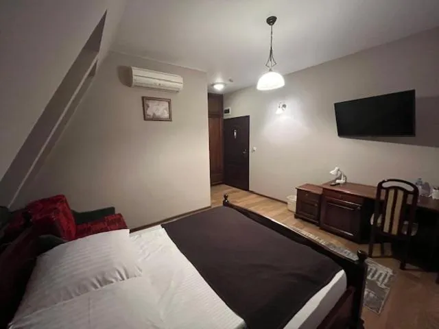 Bed in Kryształowy Pałacyk