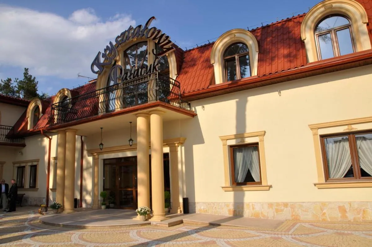 Facade/entrance in Kryształowy Pałacyk