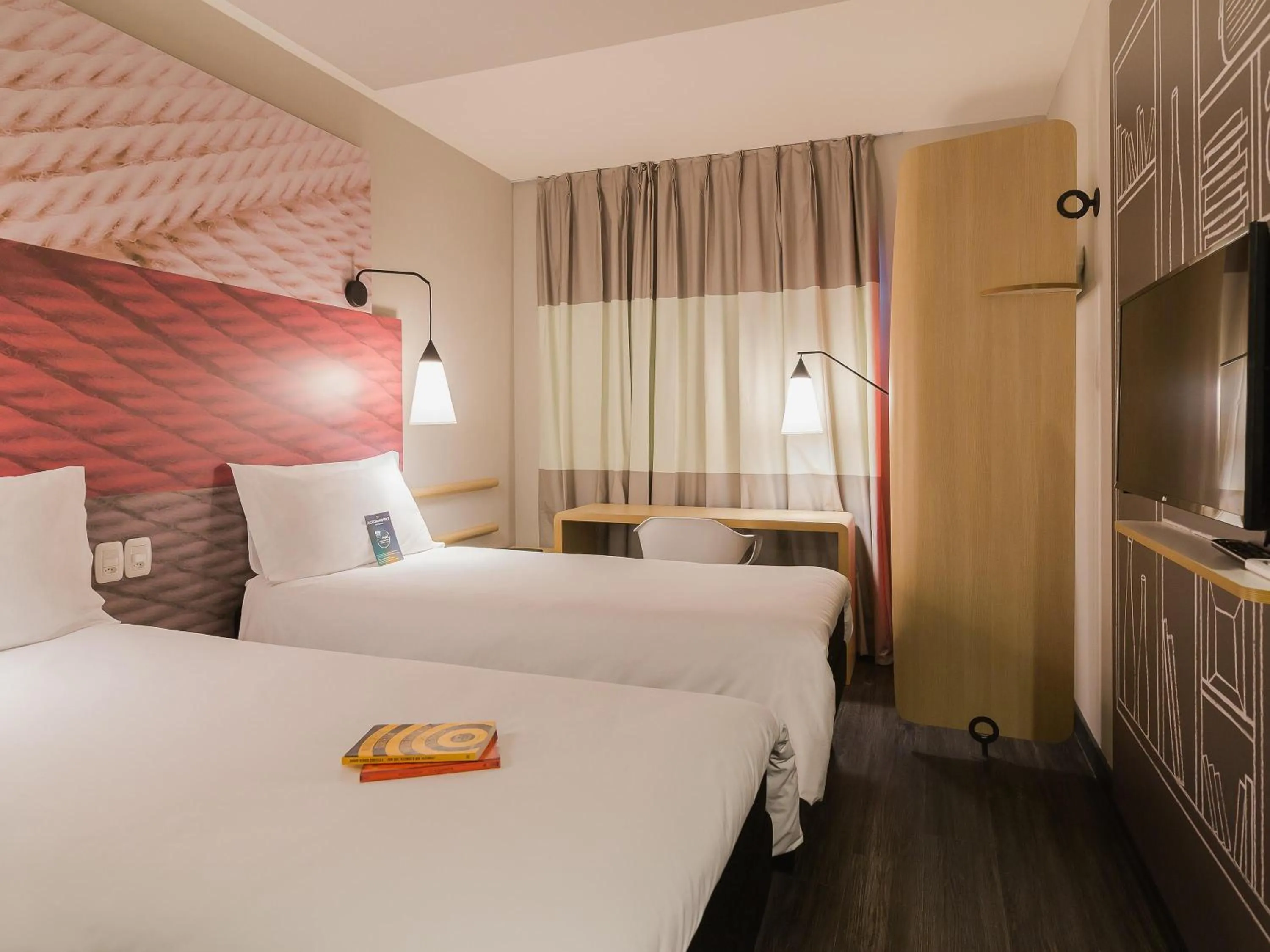 Bedroom, Bed in ibis Erechim