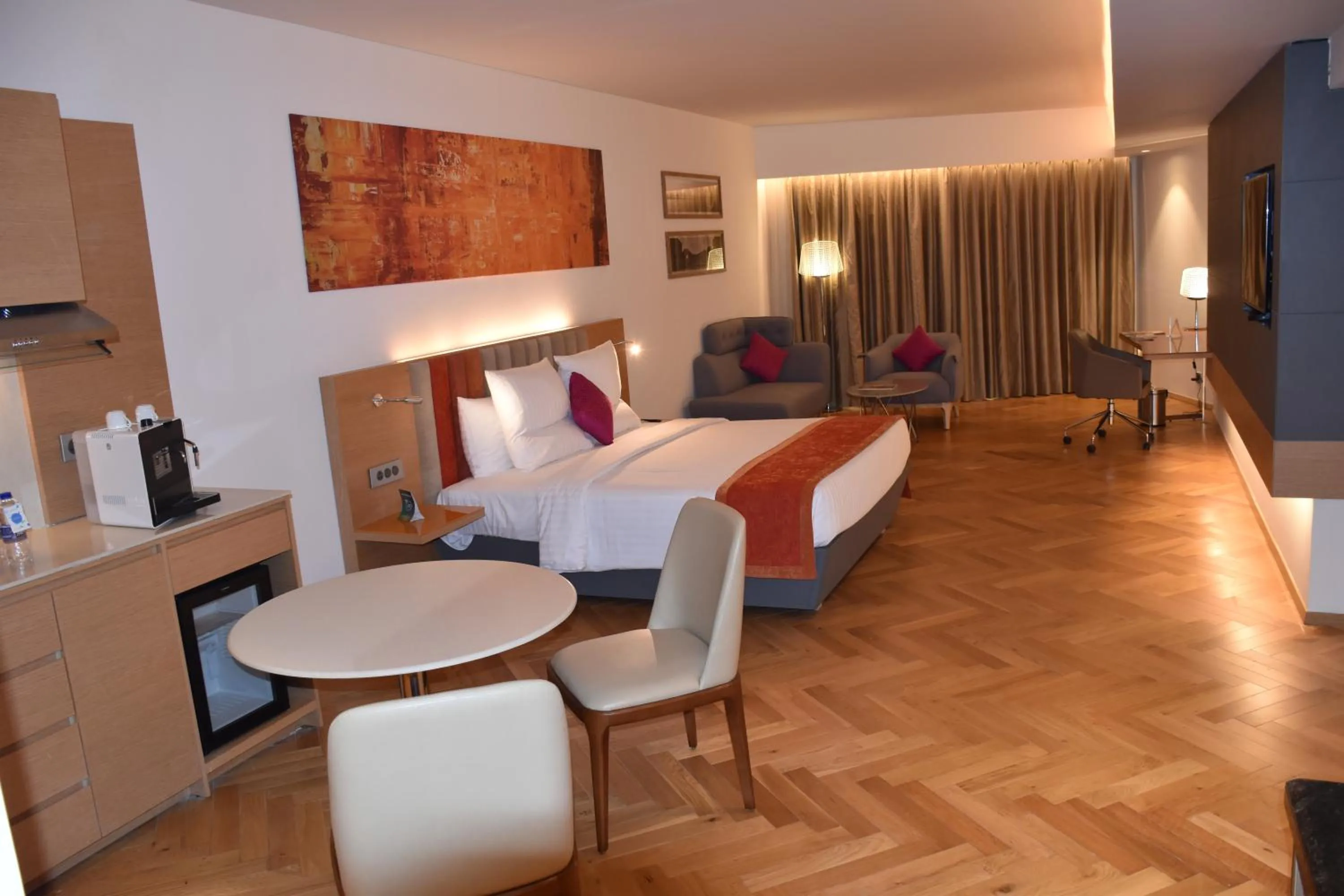 Photo of the whole room, Bed in Novotel Vijayawada Varun