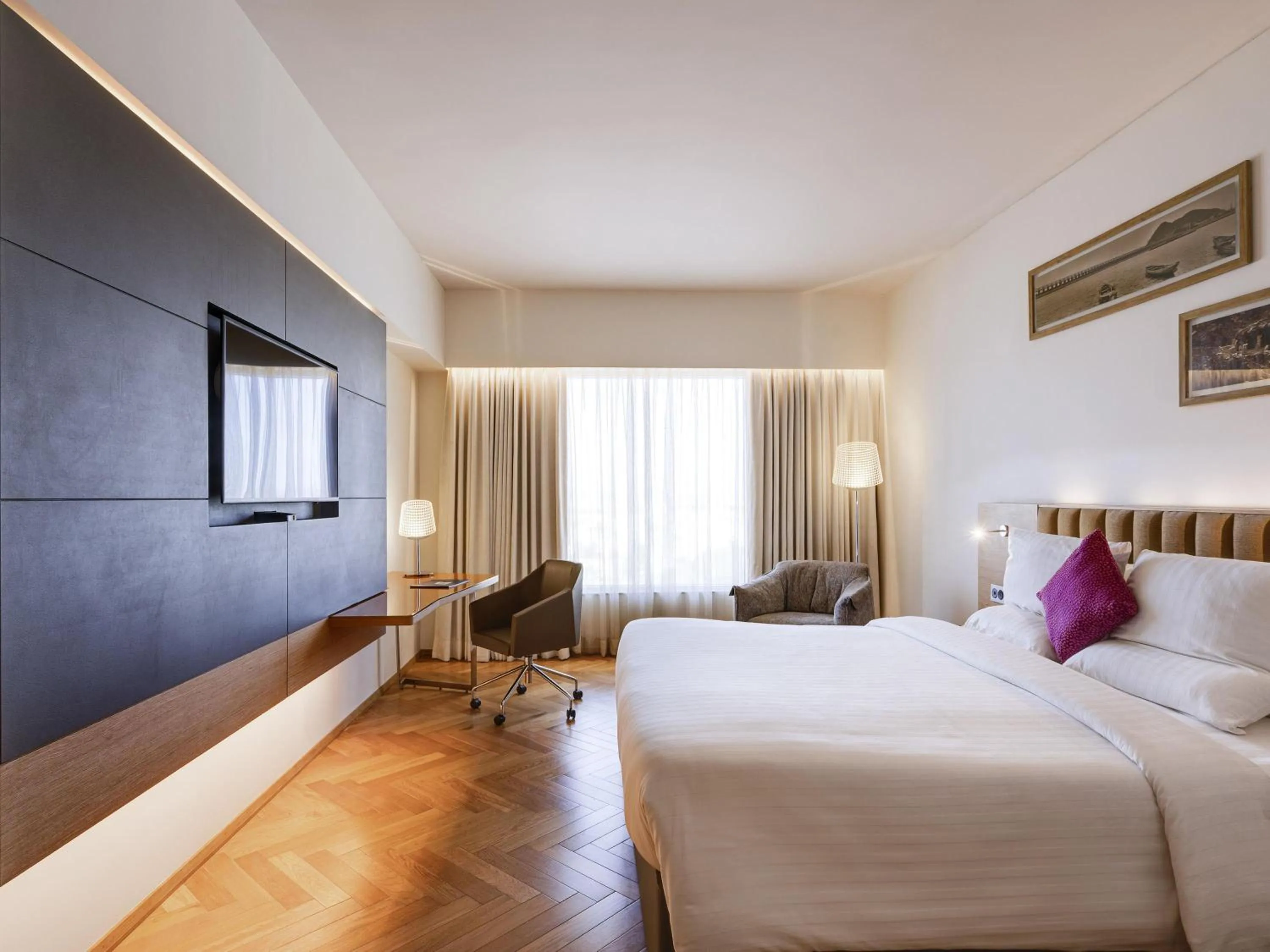 Photo of the whole room, Bed in Novotel Vijayawada Varun