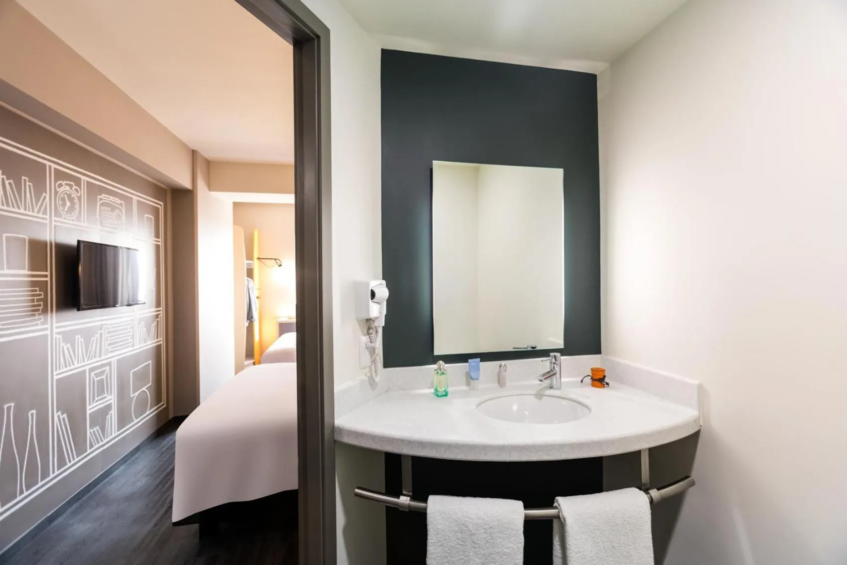 Bathroom, Bed in Ibis Mexico Tlalnepantla
