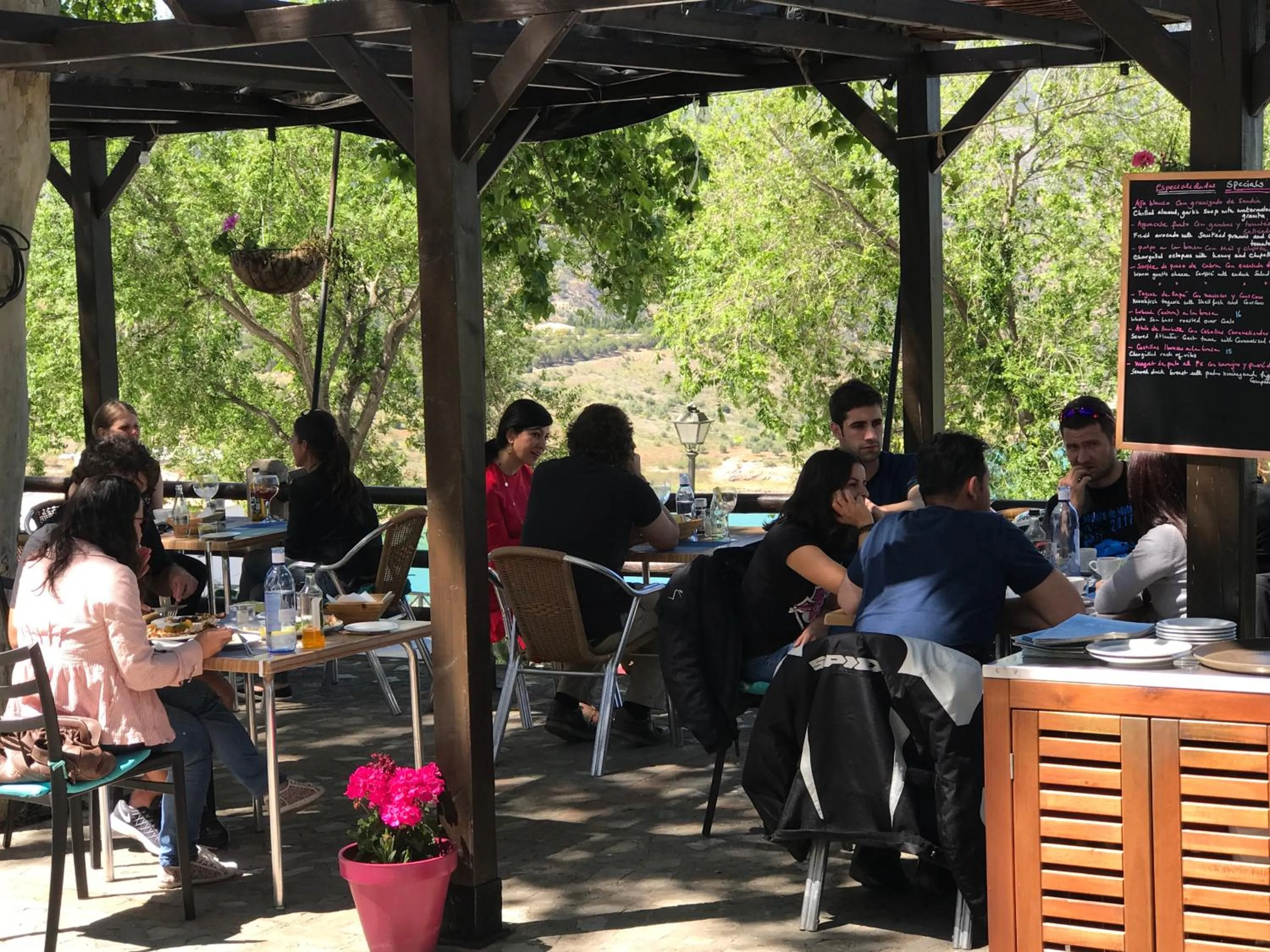 Restaurant/places to eat in Al Lago