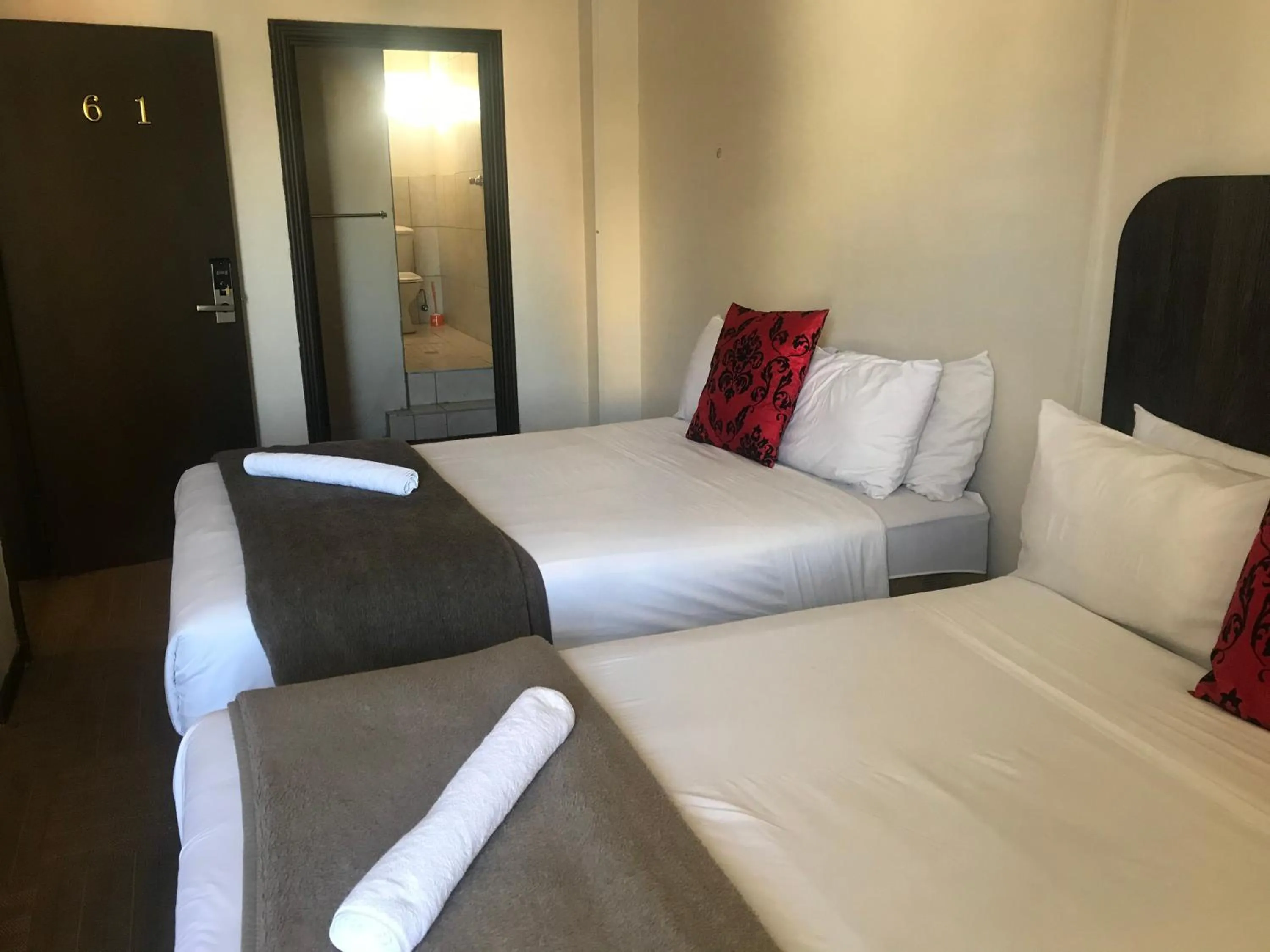 Photo of the whole room, Bed in Businessburg Hotel