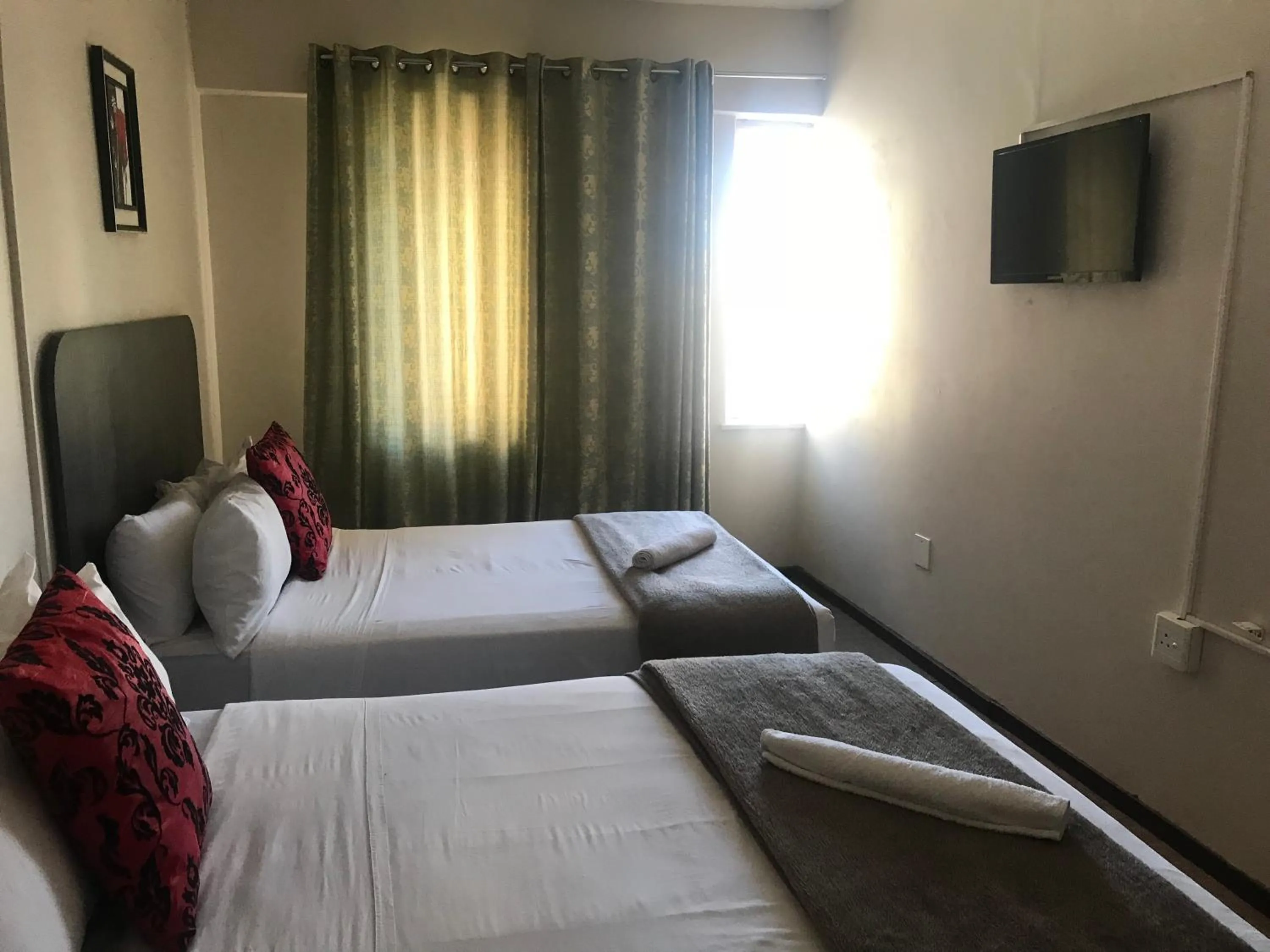 Photo of the whole room, Bed in Businessburg Hotel