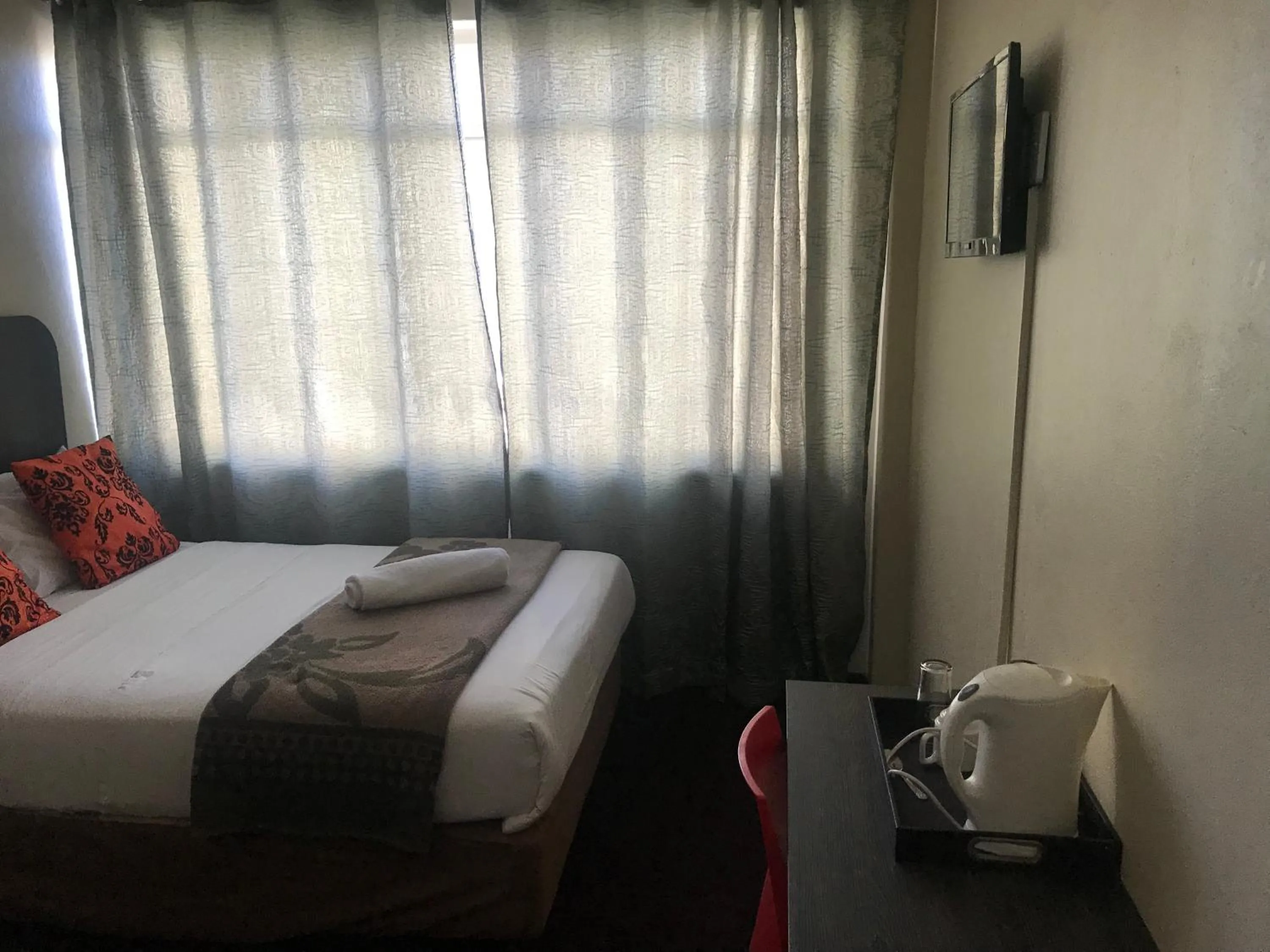 Photo of the whole room, Bed in Businessburg Hotel