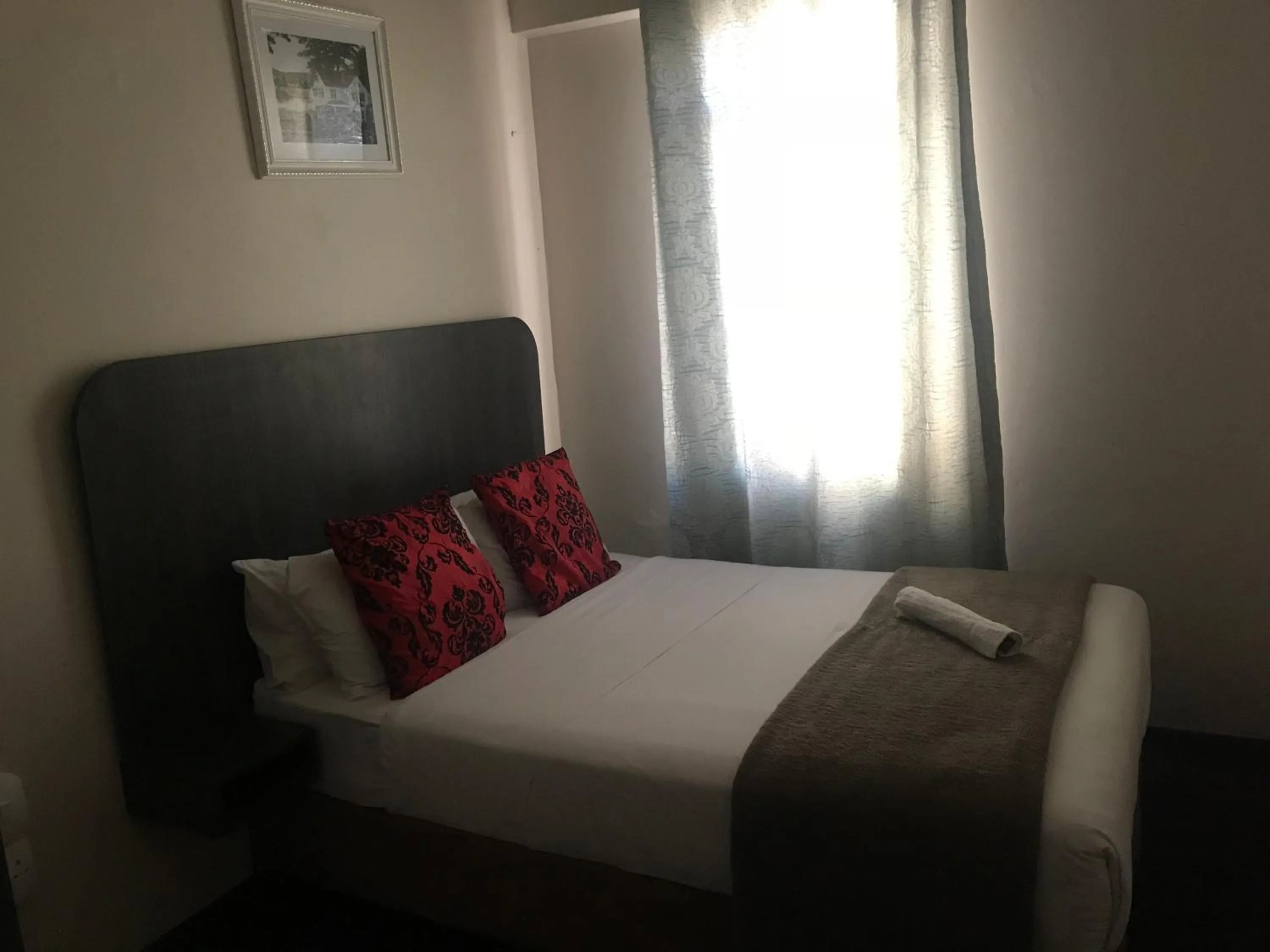 Photo of the whole room, Bed in Businessburg Hotel