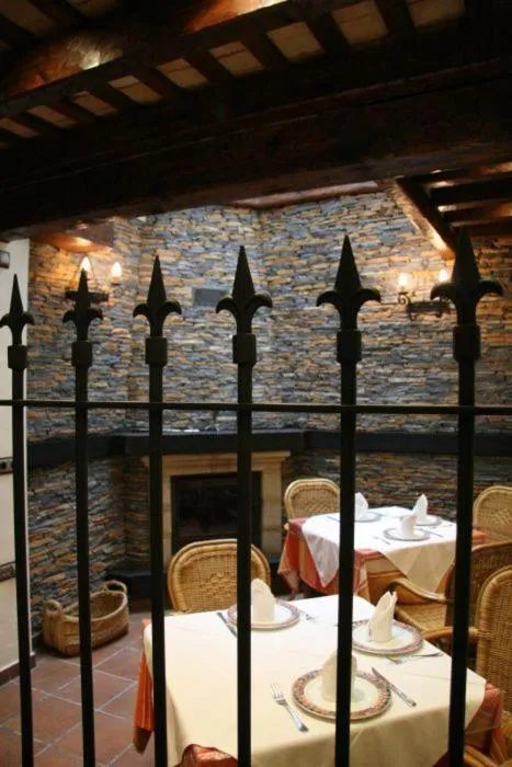 Restaurant/places to eat, Bed in Hostal Torre de Guzmán