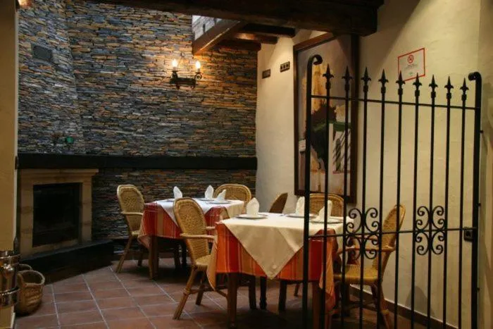 Restaurant/places to eat in Hostal Torre de Guzmán
