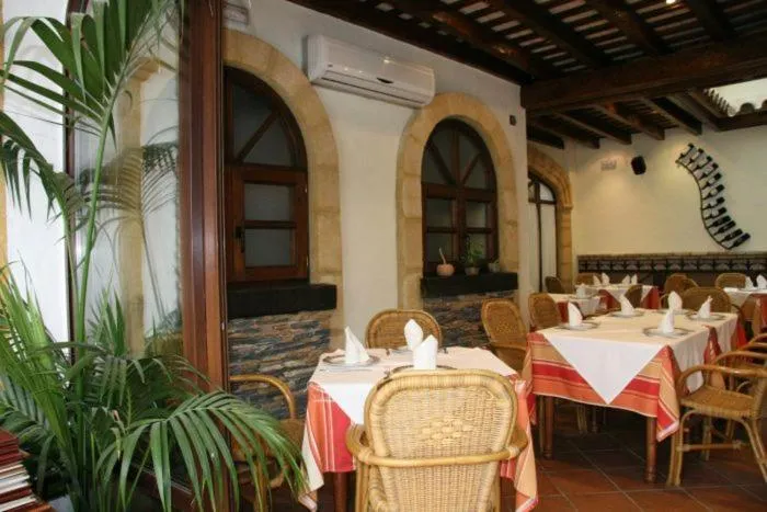 Restaurant/places to eat in Hostal Torre de Guzmán