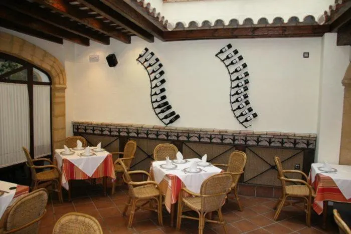 Restaurant/places to eat in Hostal Torre de Guzmán