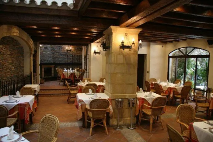 Restaurant/places to eat in Hostal Torre de Guzmán