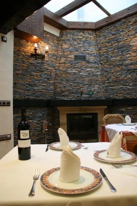 Restaurant/places to eat in Hostal Torre de Guzmán