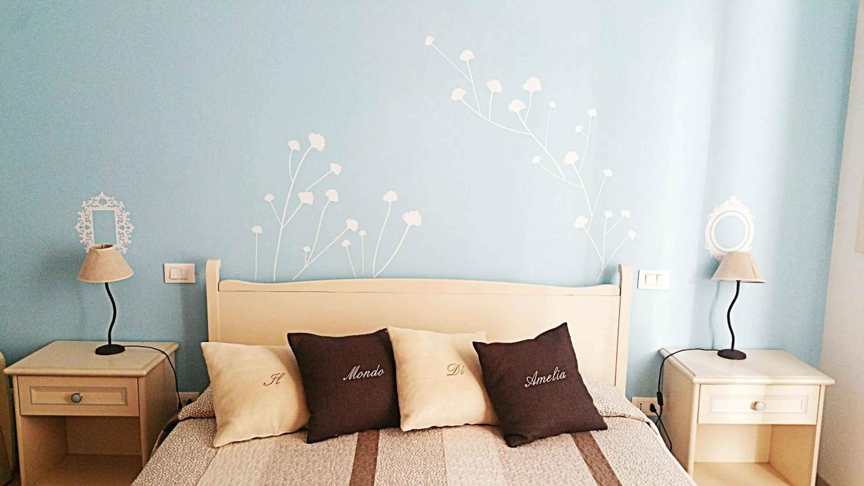 Decorative detail, Bed in Il Mondo Di Amelia