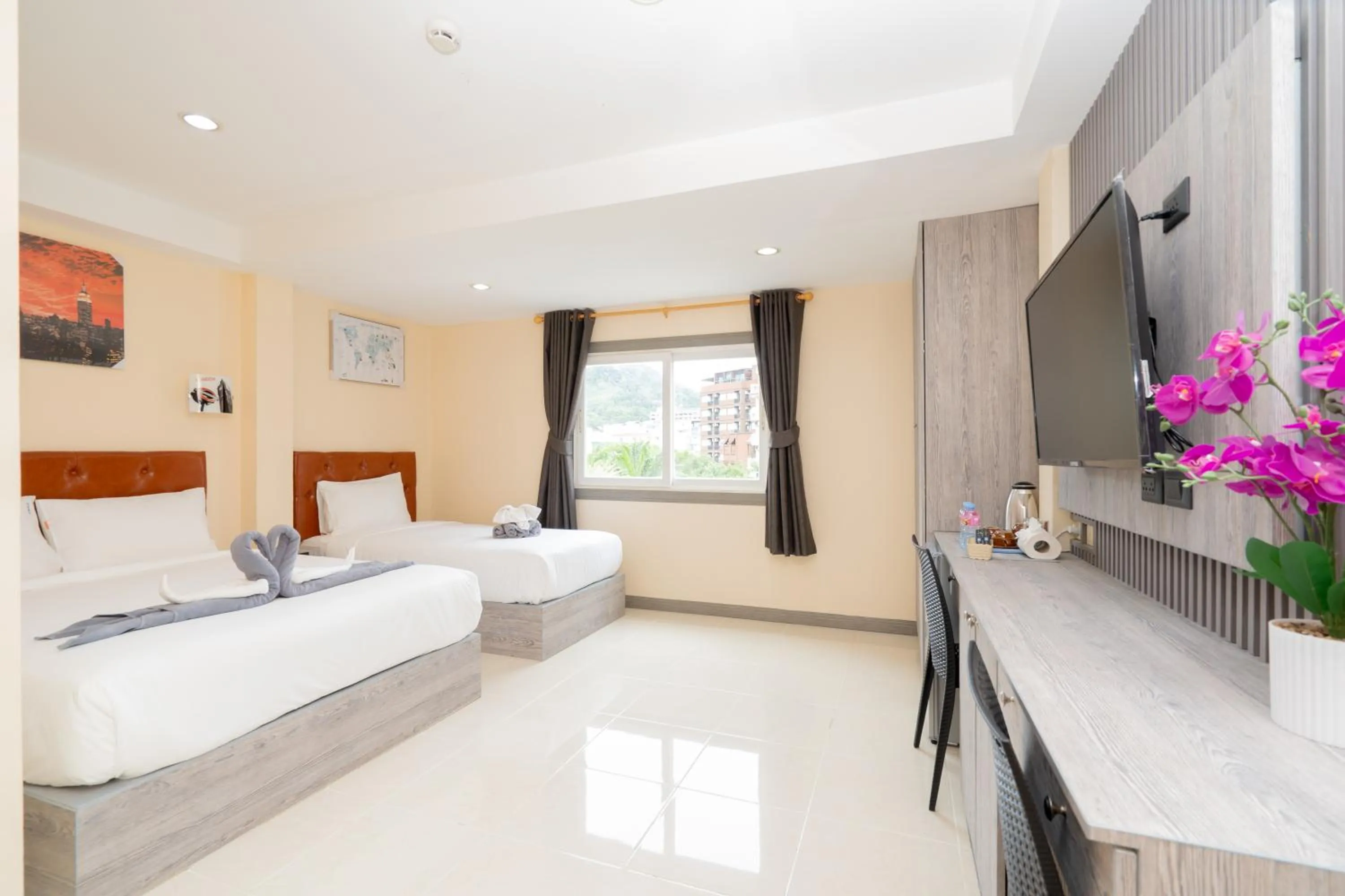 View (from property/room), Bed in Square One Hotel Patong