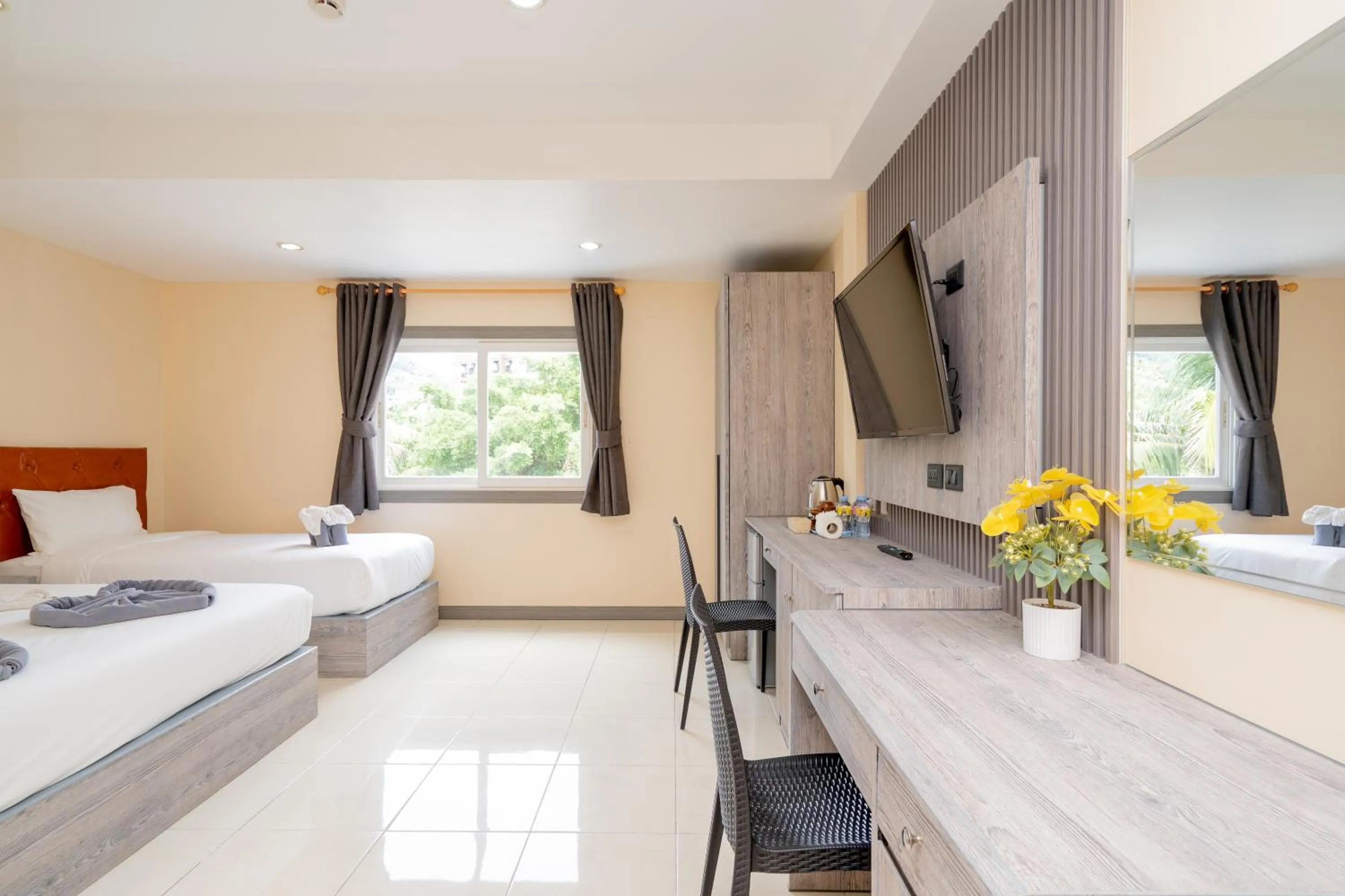 Photo of the whole room, Bed in Square One Hotel Patong