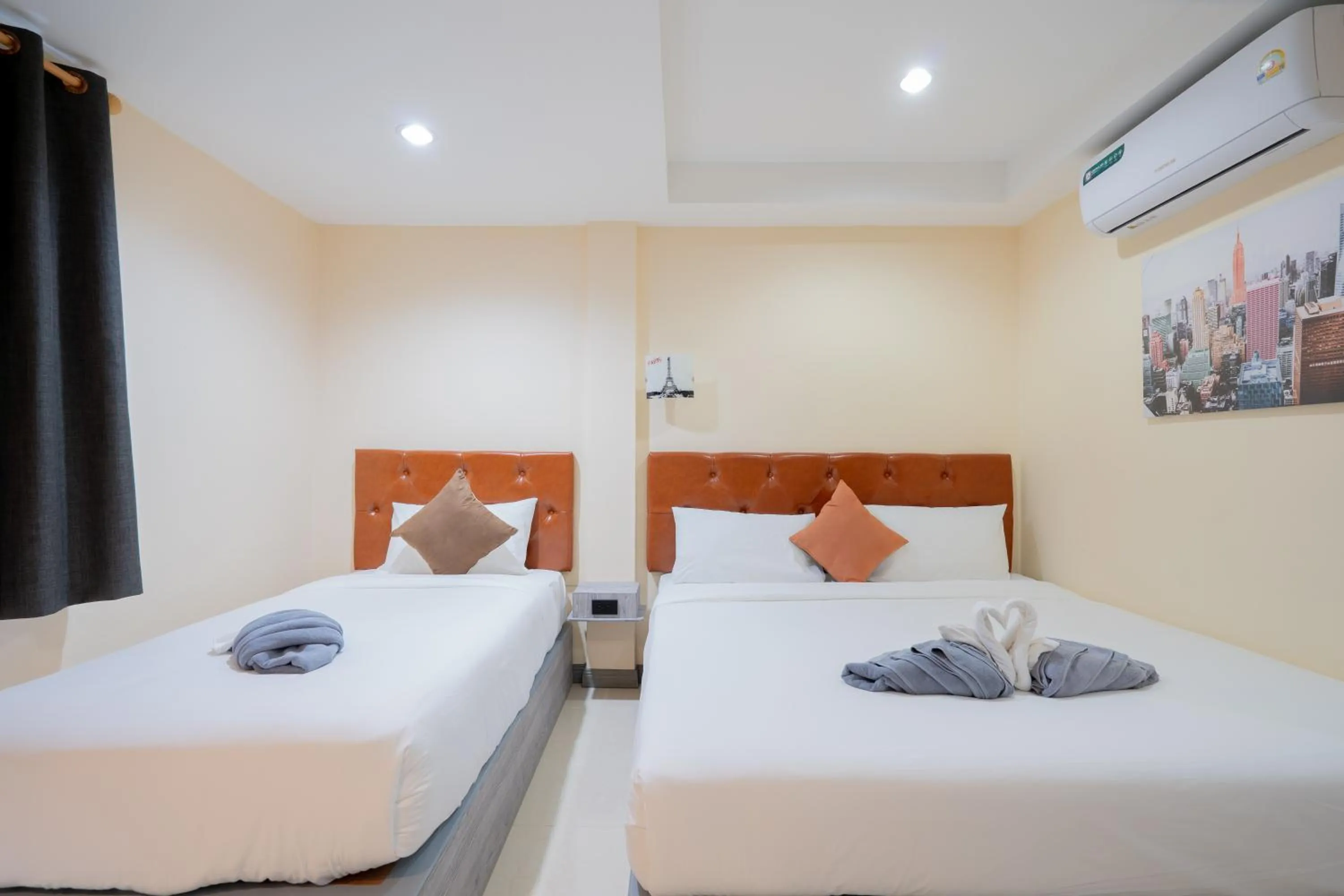 Bed in Square One Hotel Patong