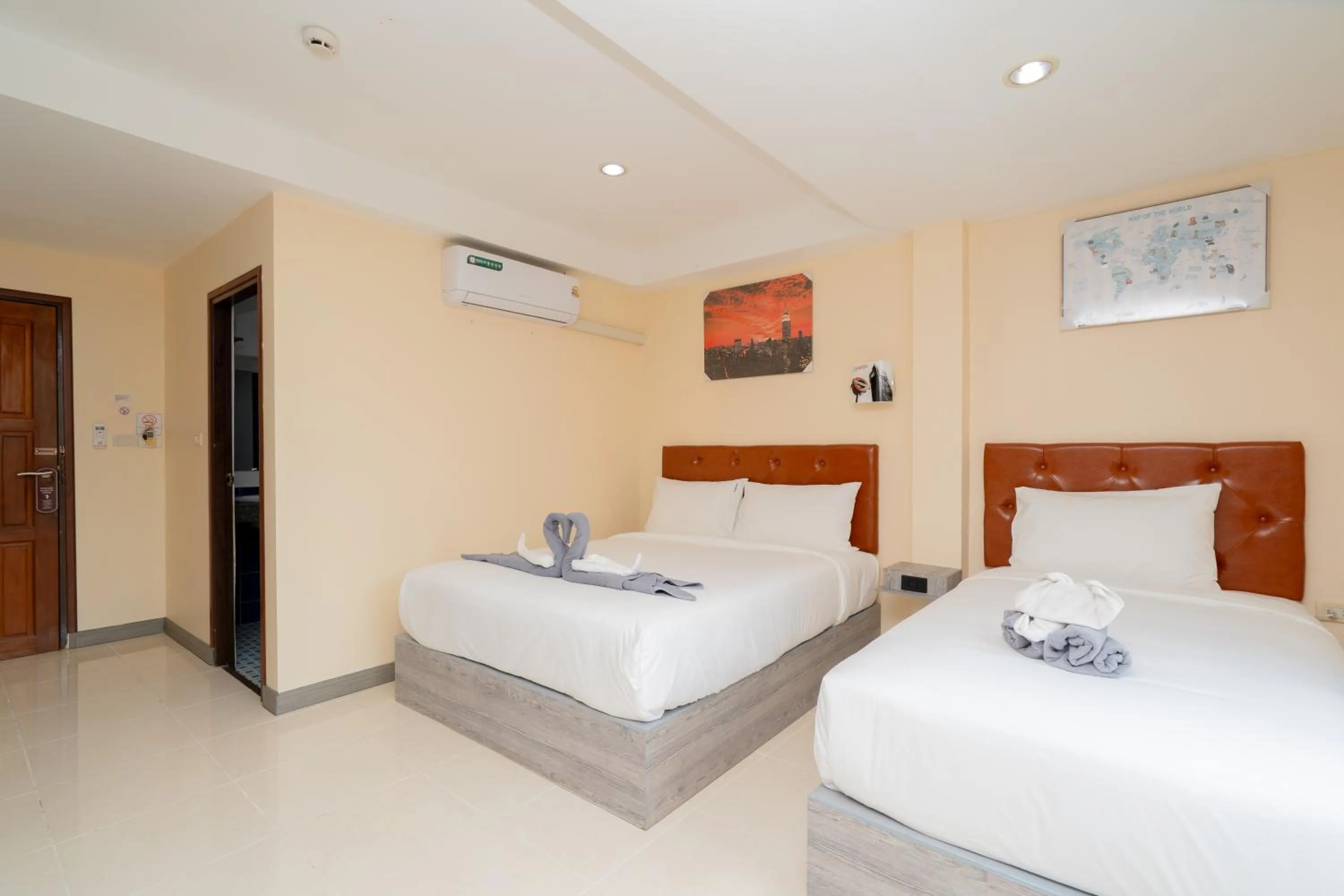 Bedroom, Bed in Square One Hotel Patong