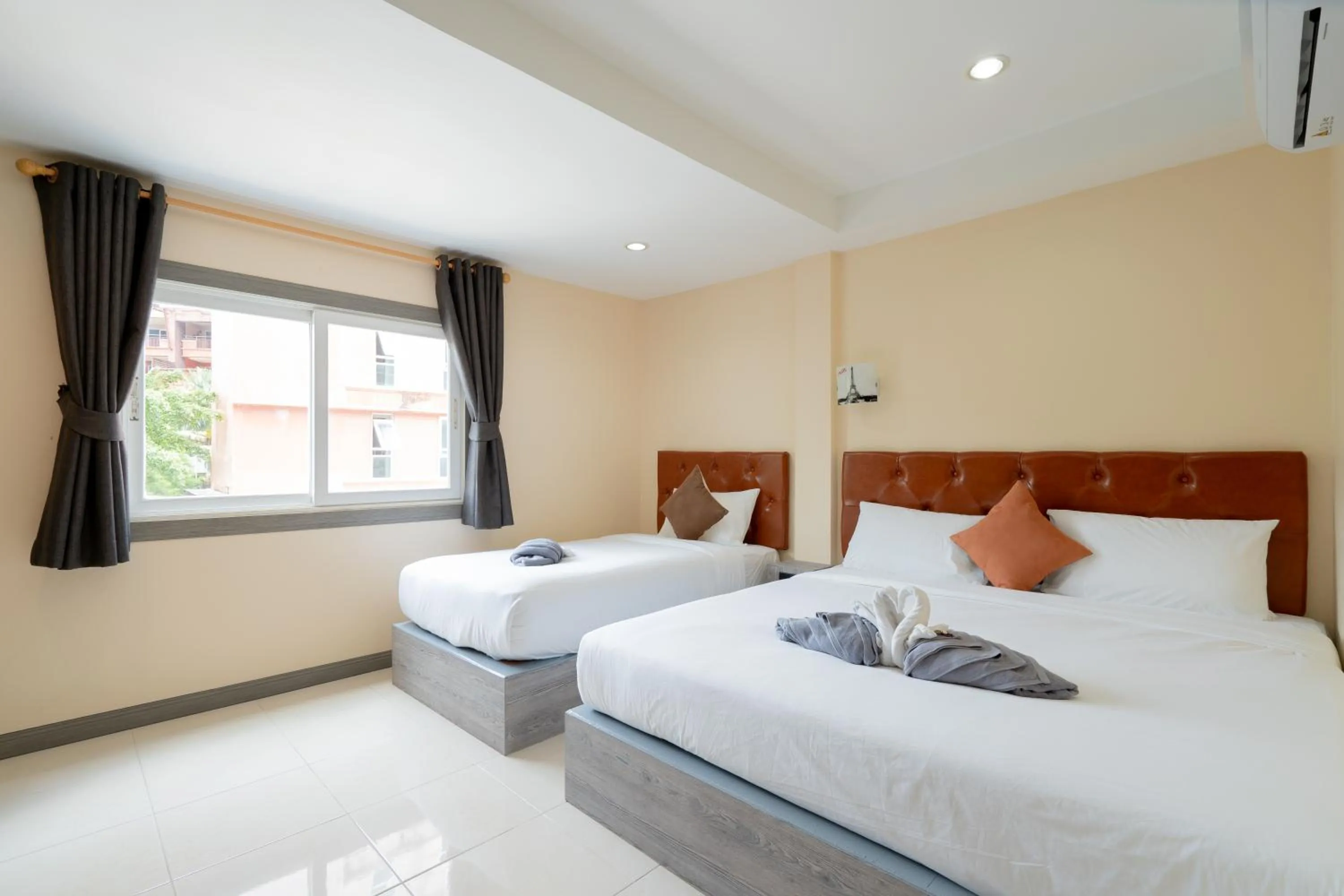 Bed in Square One Hotel Patong