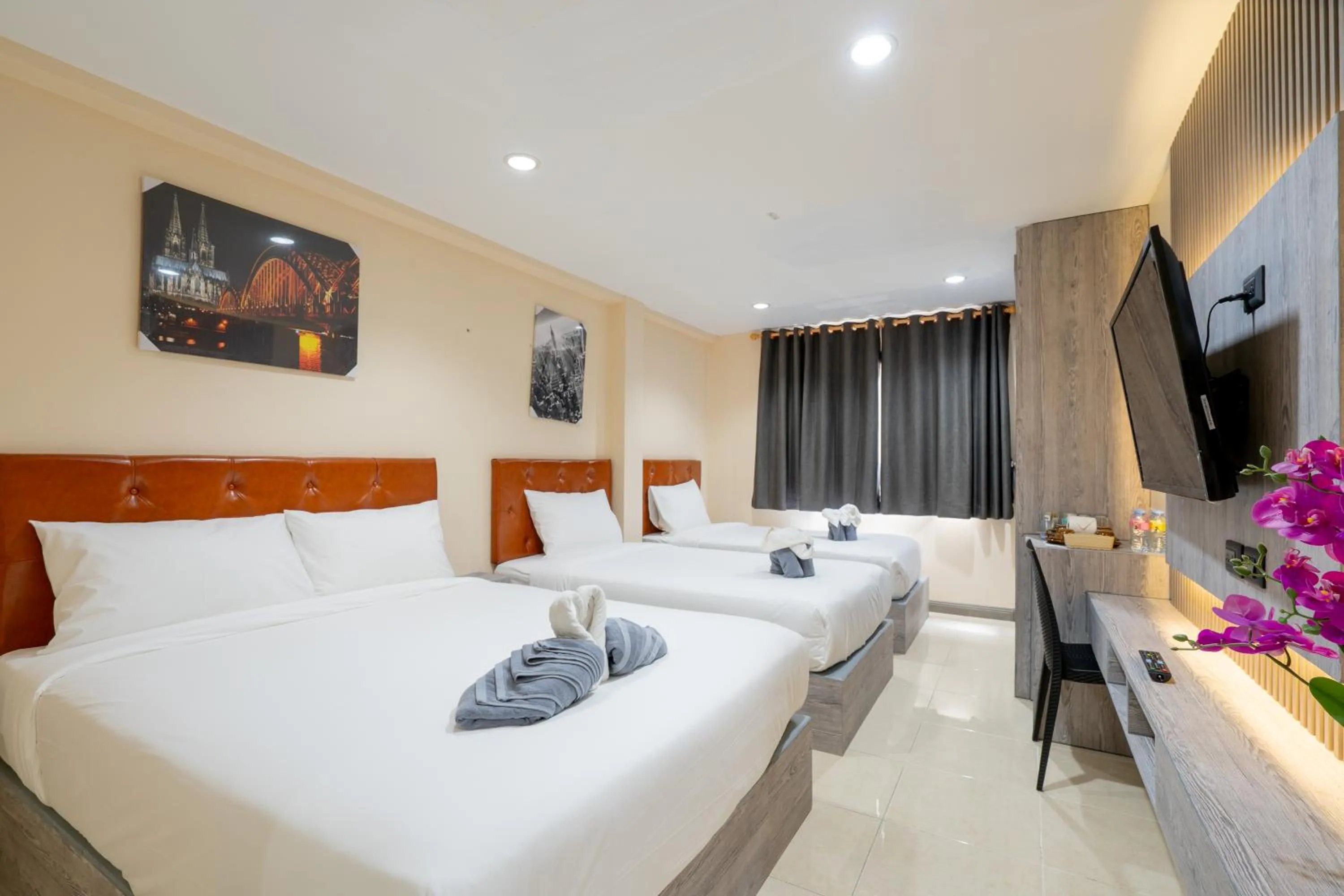 TV and multimedia, Bed in Square One Hotel Patong
