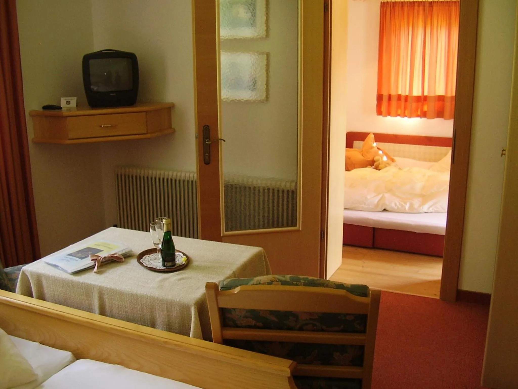Dining area, Bed in Gästehaus Elfriede