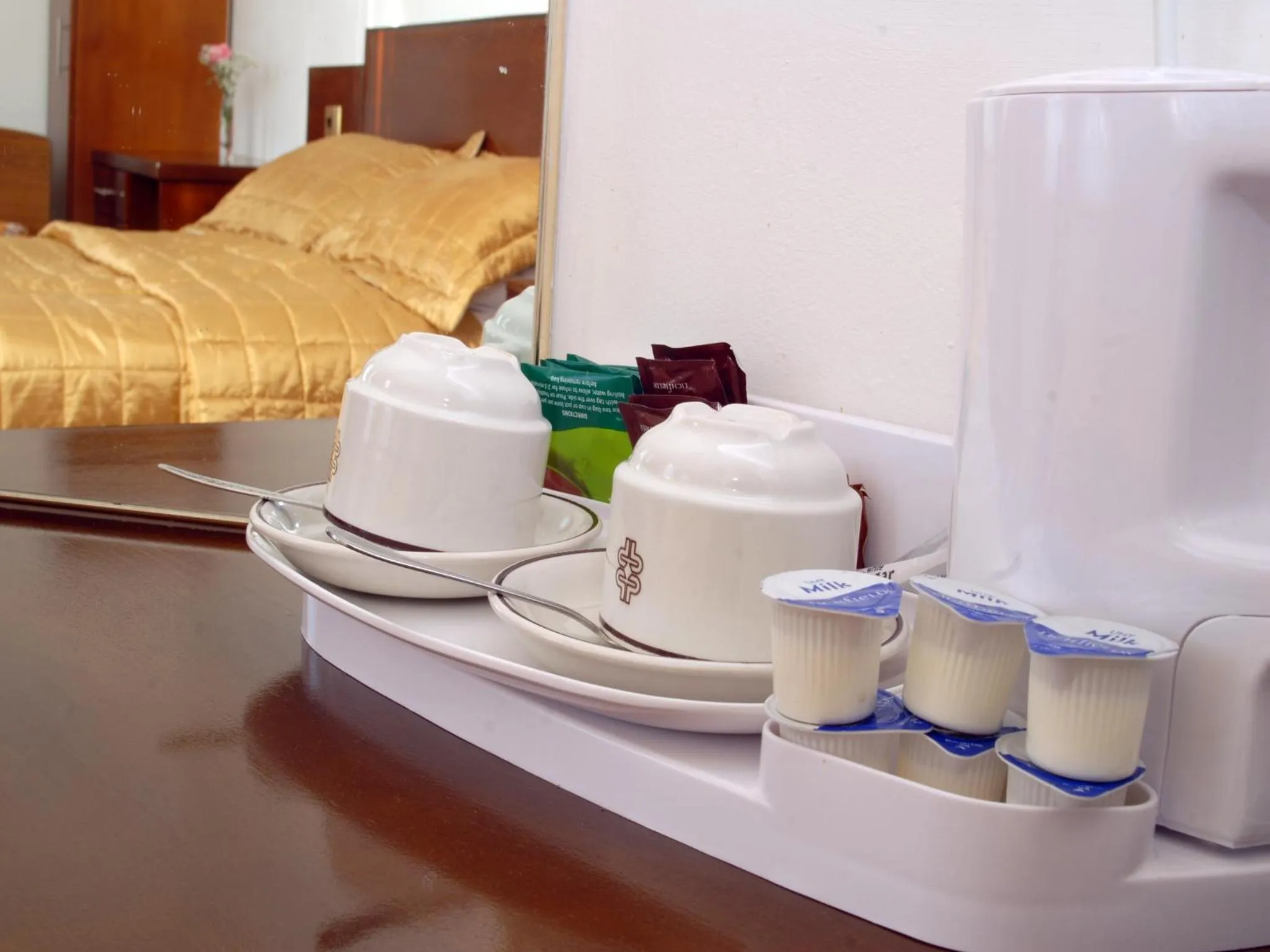 Coffee/tea facilities in Gatwick Cambridge Hotel
