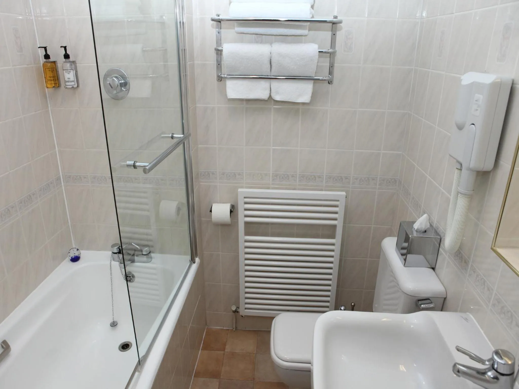 Bathroom in Gatwick Cambridge Hotel