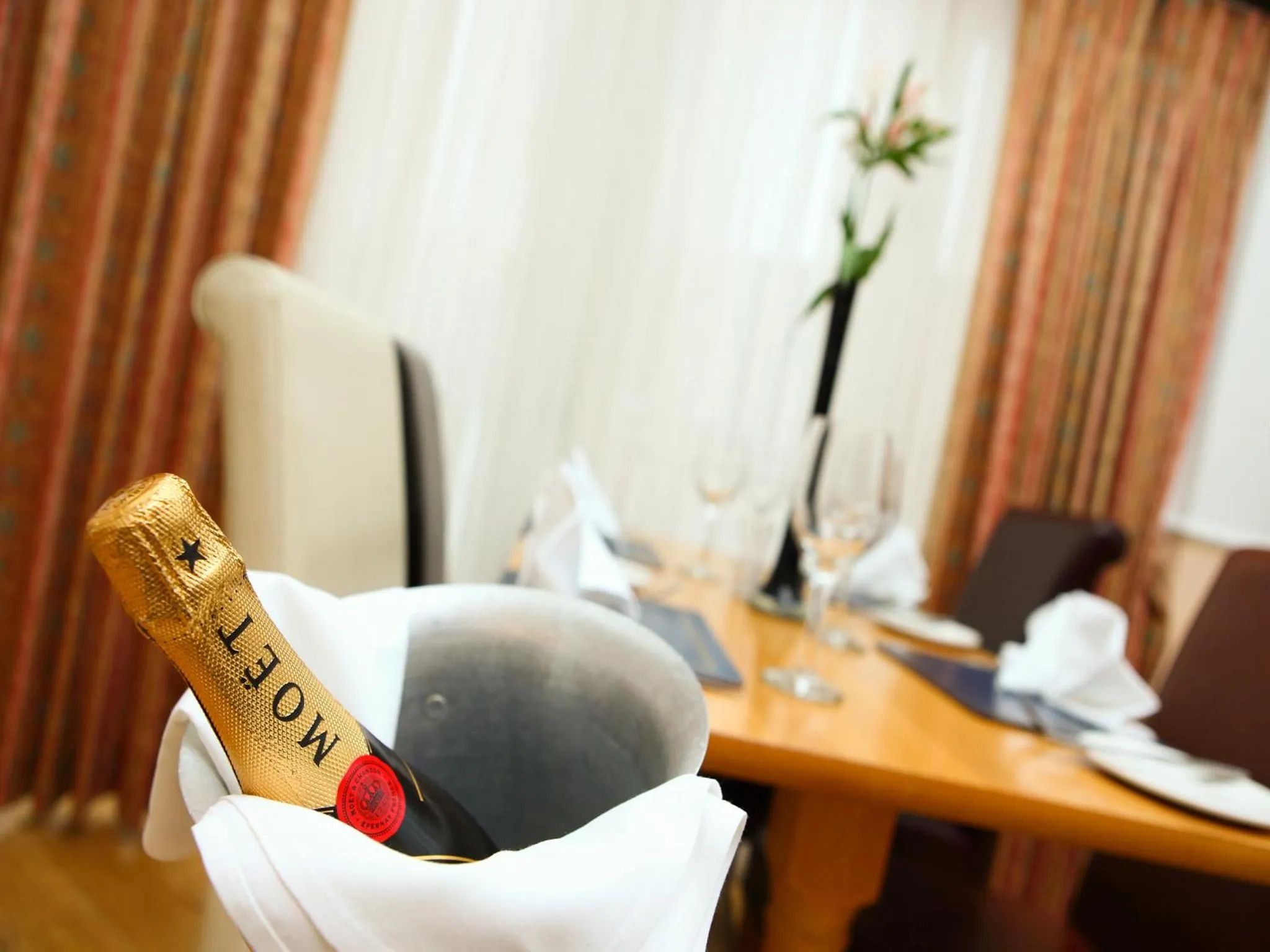 Restaurant/places to eat in Gatwick Cambridge Hotel