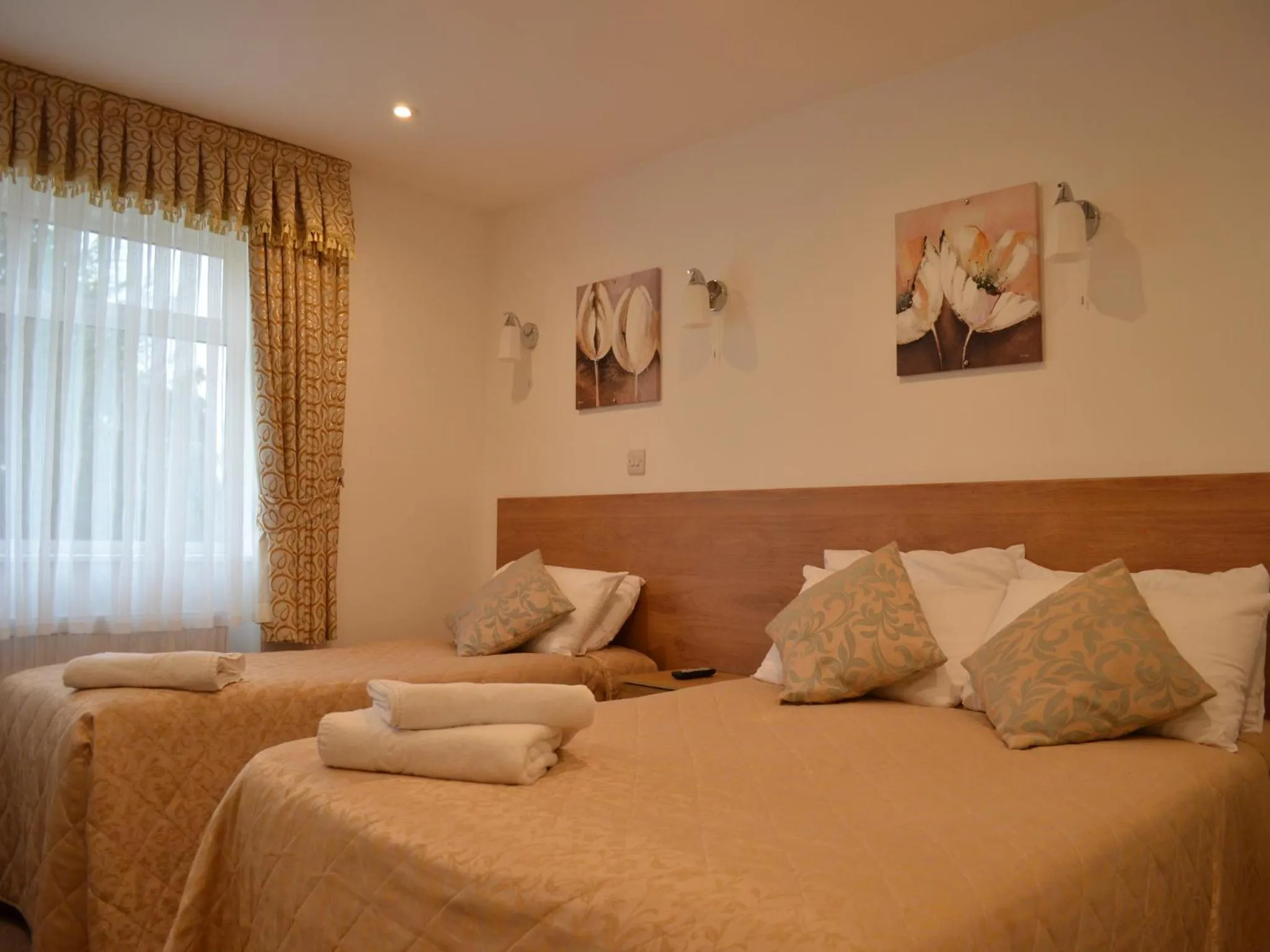 Bedroom, Bed in Gatwick Cambridge Hotel