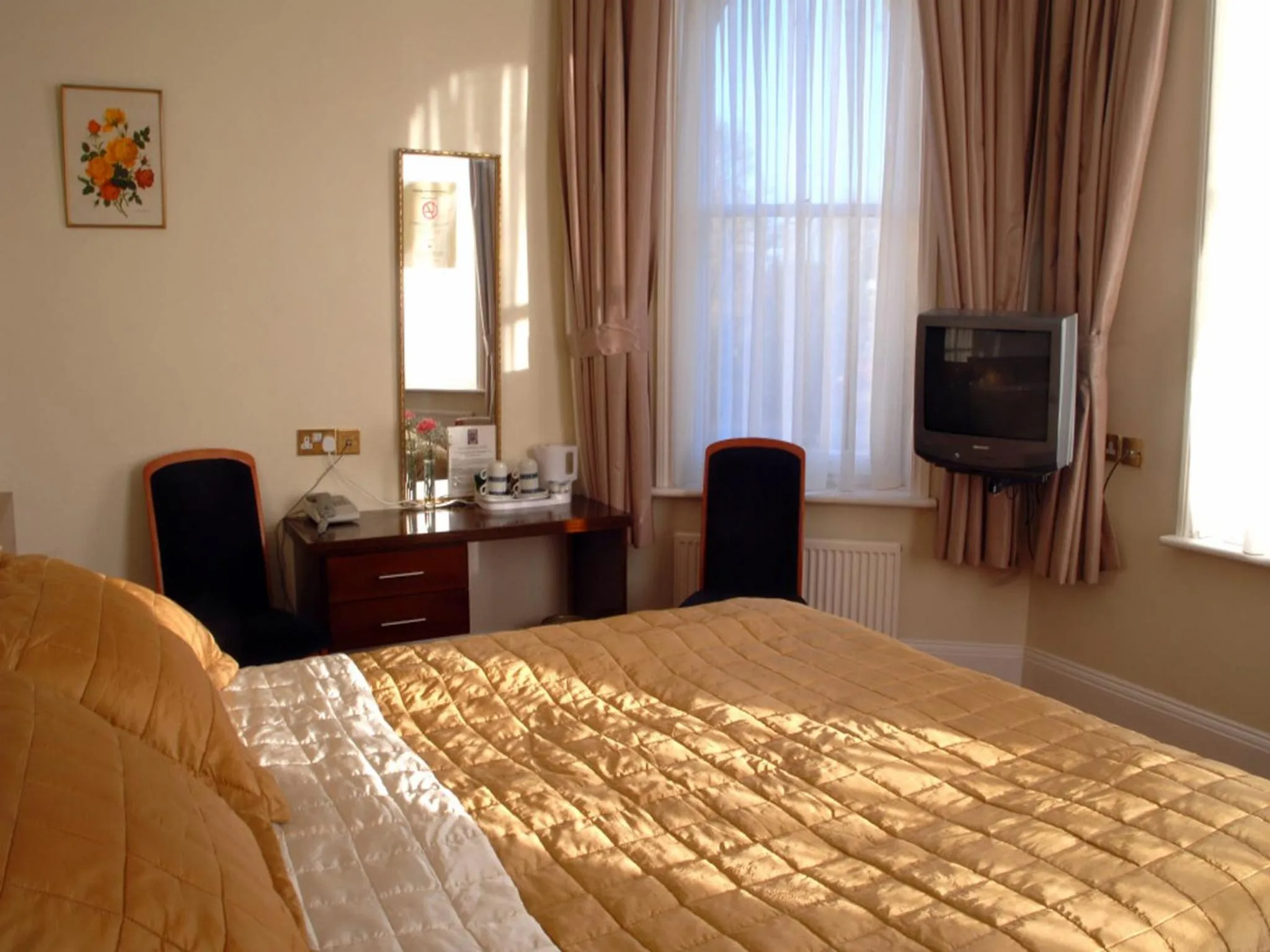 Bedroom, Bed in Gatwick Cambridge Hotel