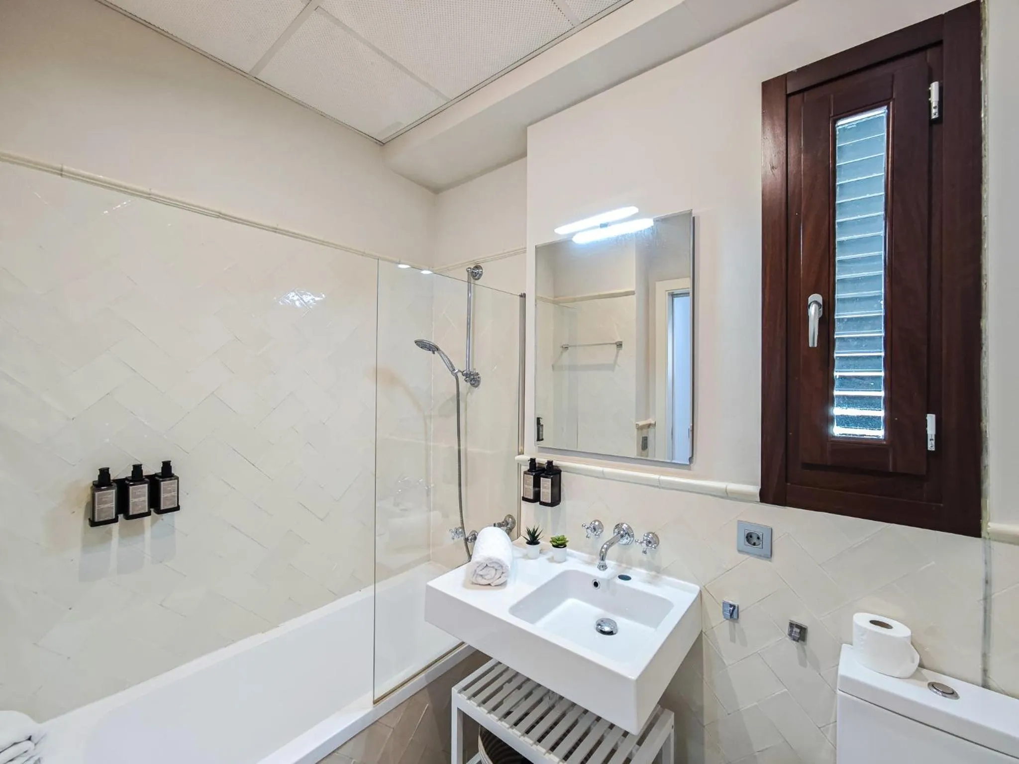 Bathroom in AZZ Sevilla Torre de la Plata Apartamentos