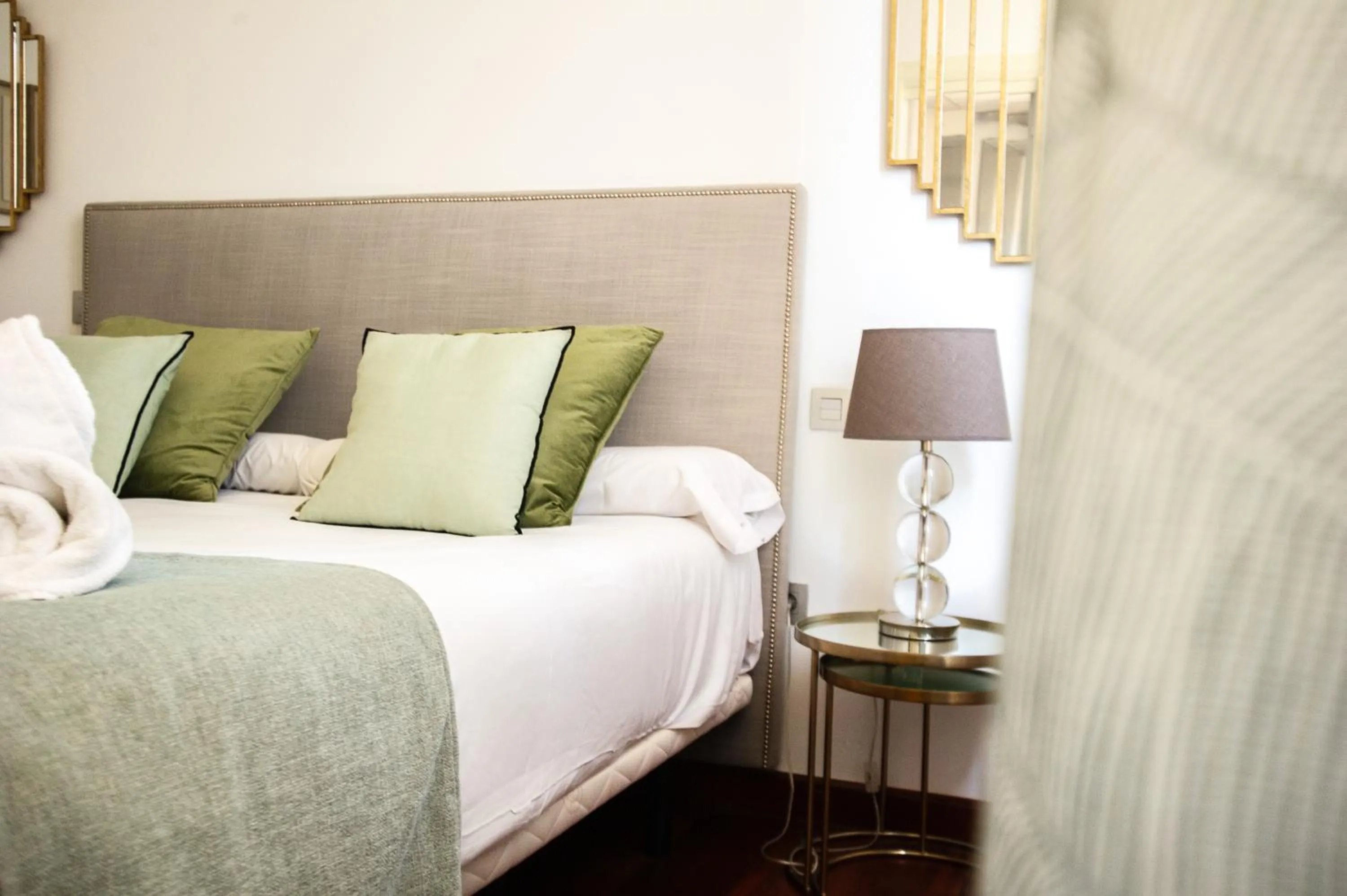 Decorative detail, Bed in AZZ Sevilla Torre de la Plata Apartamentos