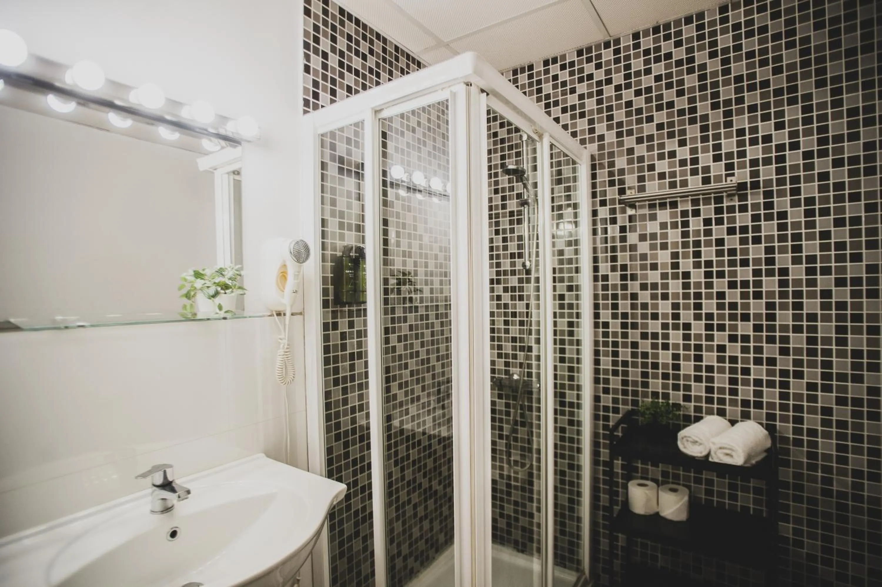 Bathroom in AZZ Sevilla Torre de la Plata Apartamentos